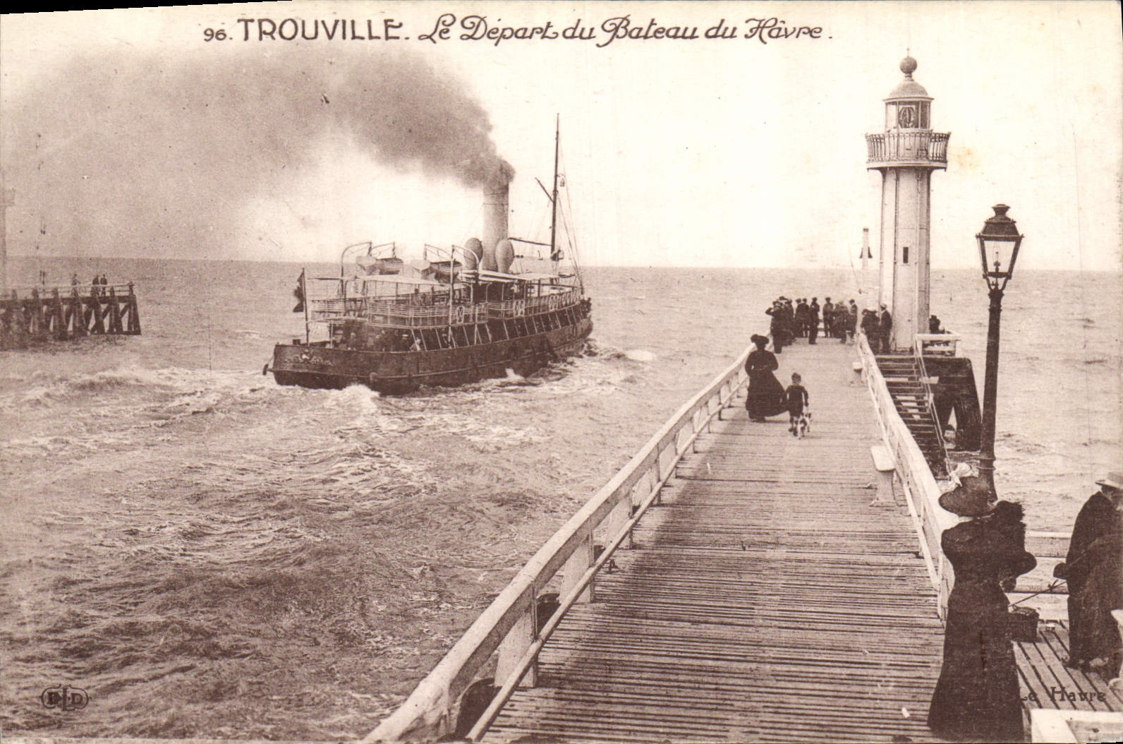 CPA Phare Trouville Le depart du bateau du havre