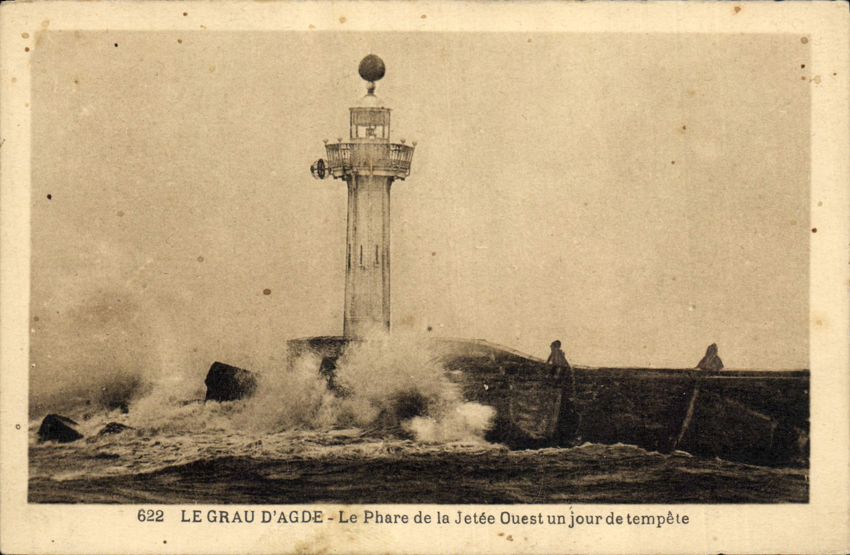 CPA Phare de la jetee Ouest un jour de tempete Le Grau d'Agde