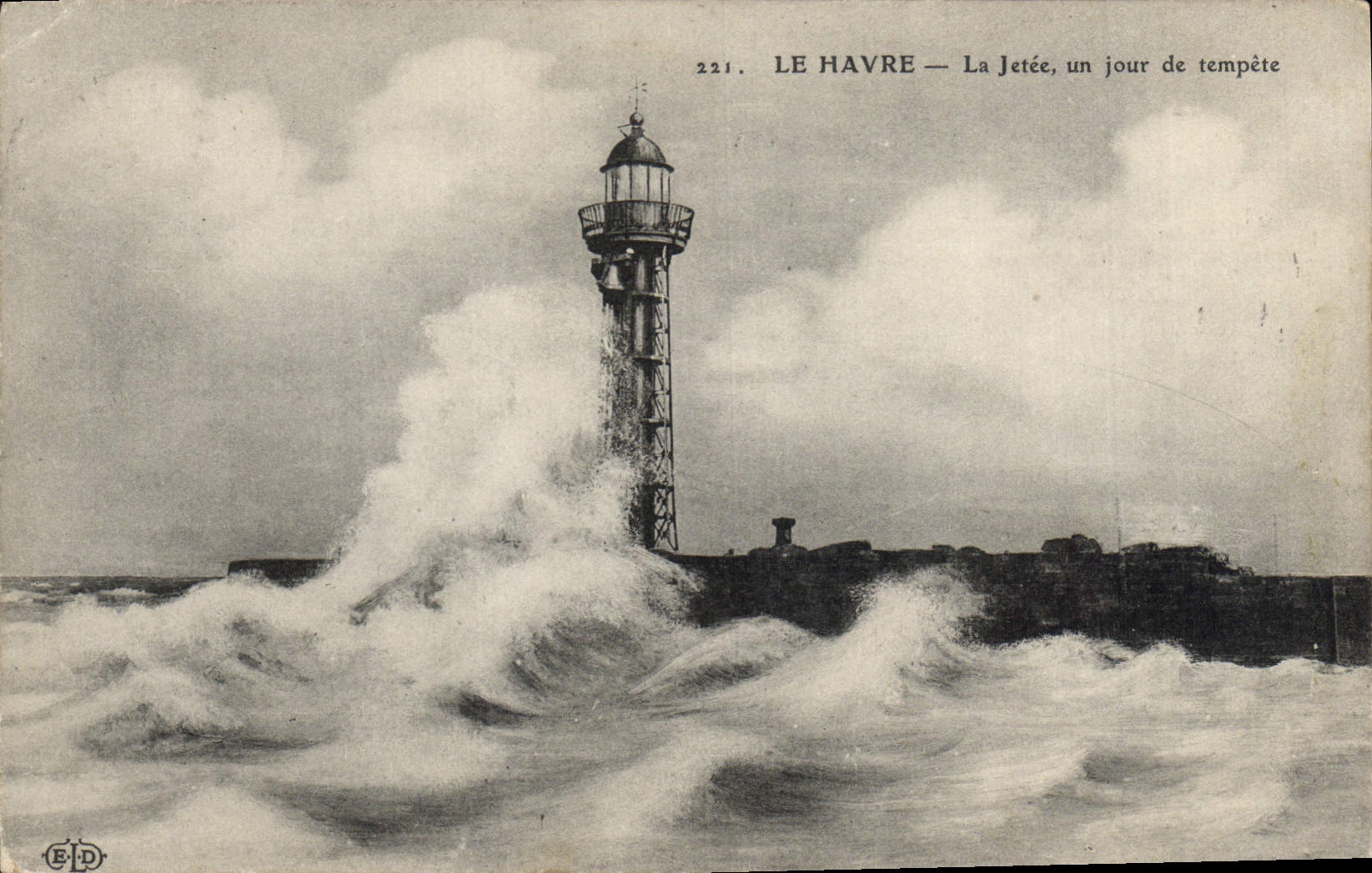CPA Phare Le Havre La jetee un jour de tempete