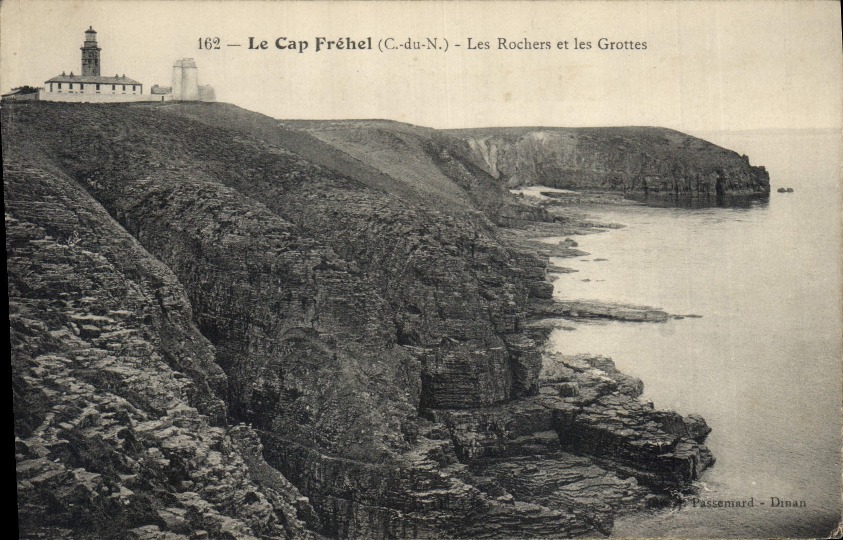 CPA Phare Le Cap Frehel Les rochers et les grottes