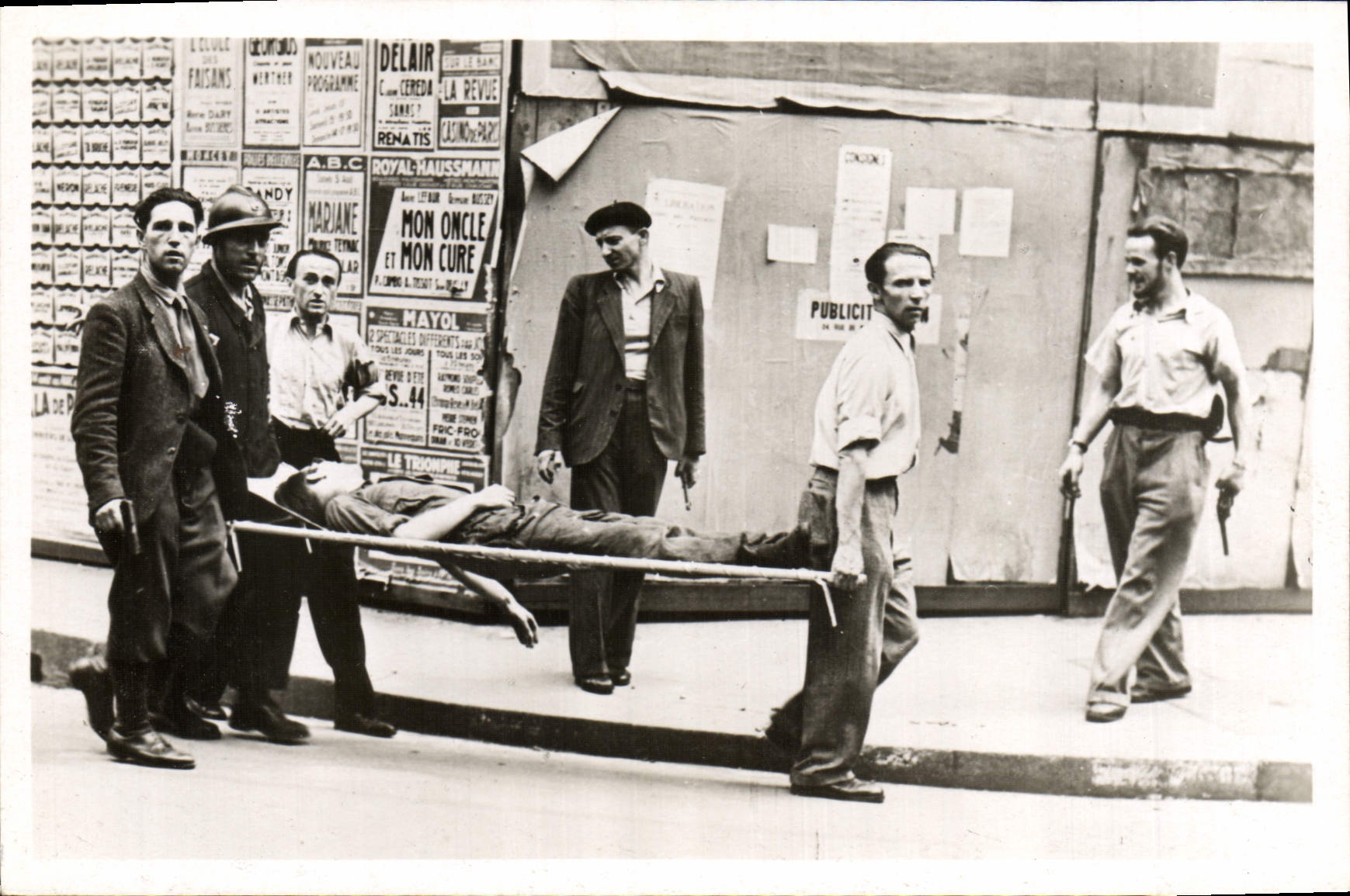 CPM Militaria Paris Liberation de Paris Transport d'un blesse pendant l'insurrection
