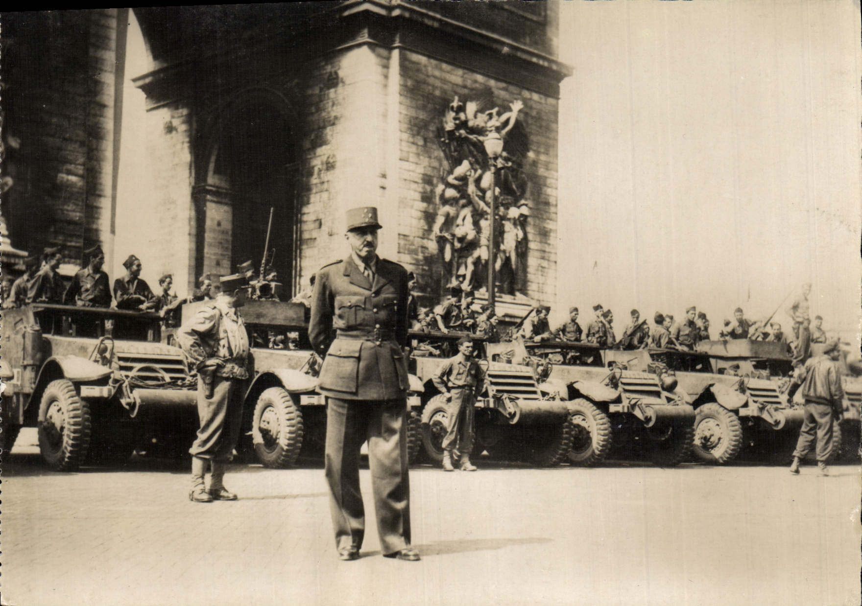 Modern Postcard Militaria general Koenig has the Triumphal arch with the troops of the Leclerc army