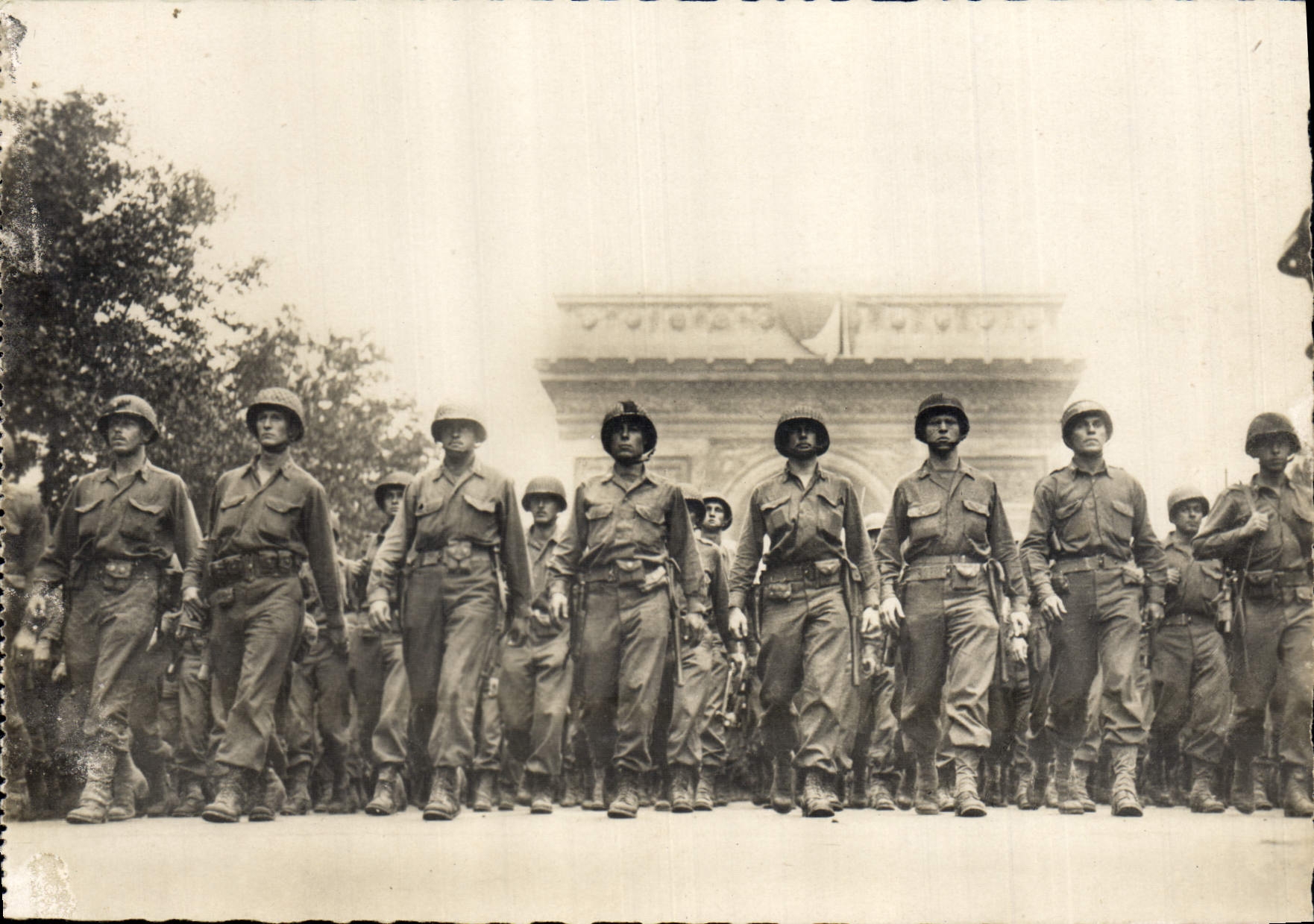 CPM Militaria Paris Defile des troupes americaines Avenue des Champs Elysees