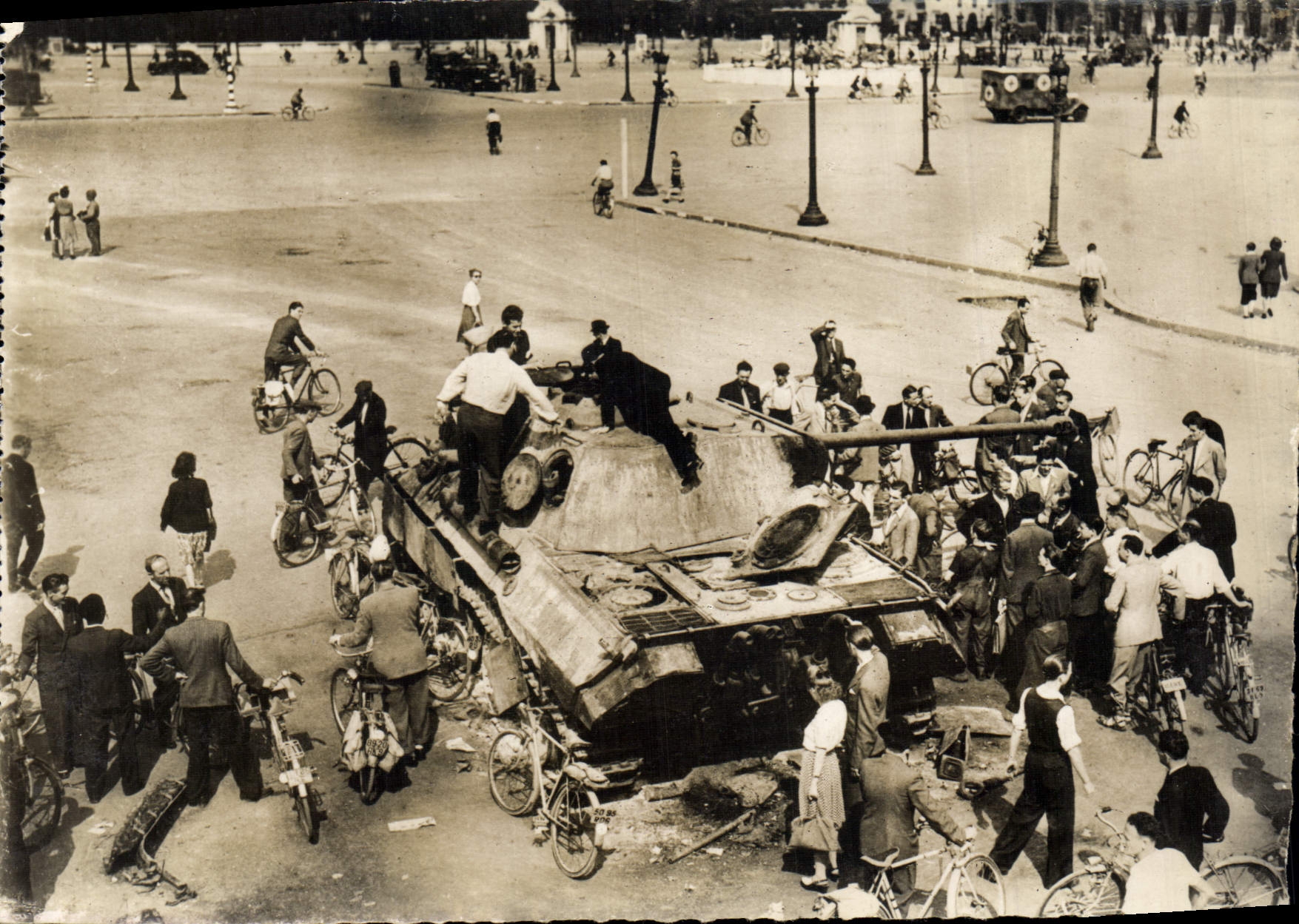 CPM Militaria Char allemand Place de la Concorde Paris Tabk