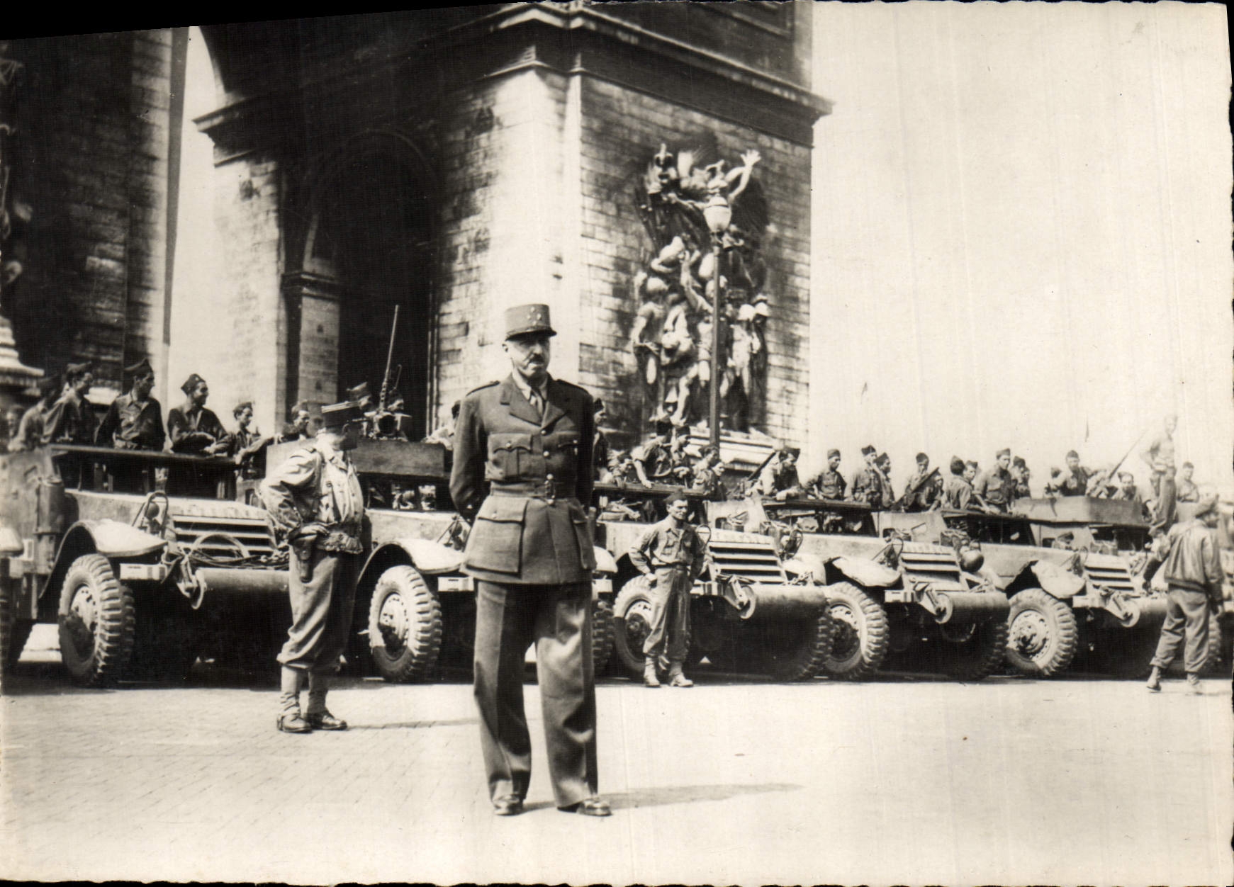 CPM Militaria Le general Koenig a l'Arc de Triomphe avec les troupes de l'armee Leclerc