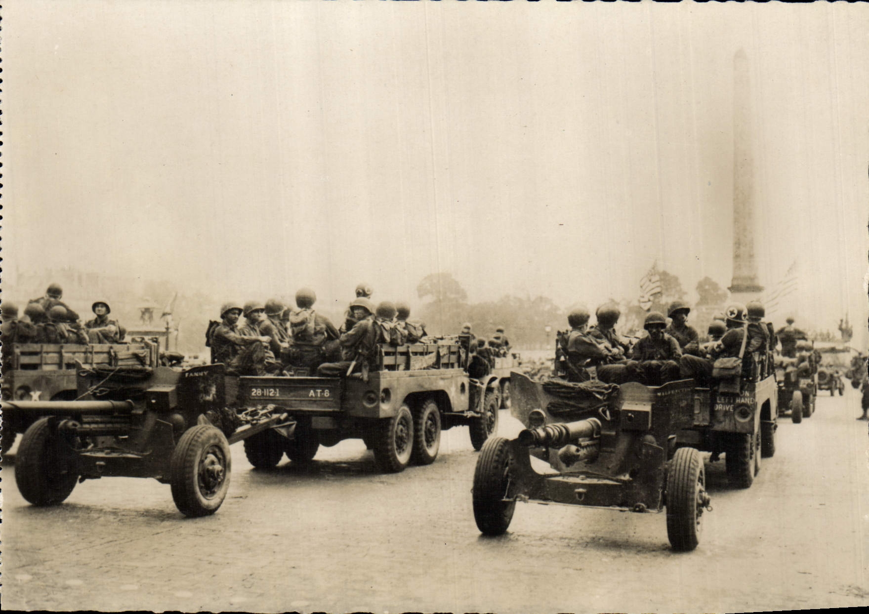 CPM Militaria L'artillerie americaine Place de la Concorde Paris Tour Eiffel