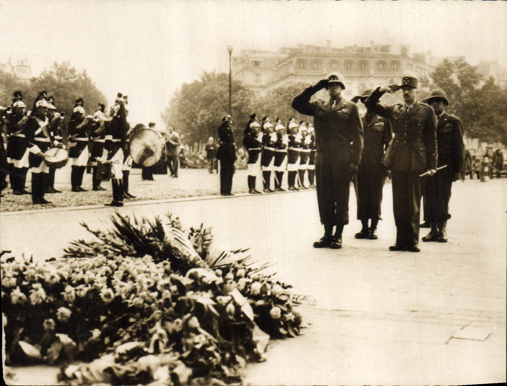 CPM Militaria Le general Bradley et le general Koenig devant la tombe du soldat inconnu