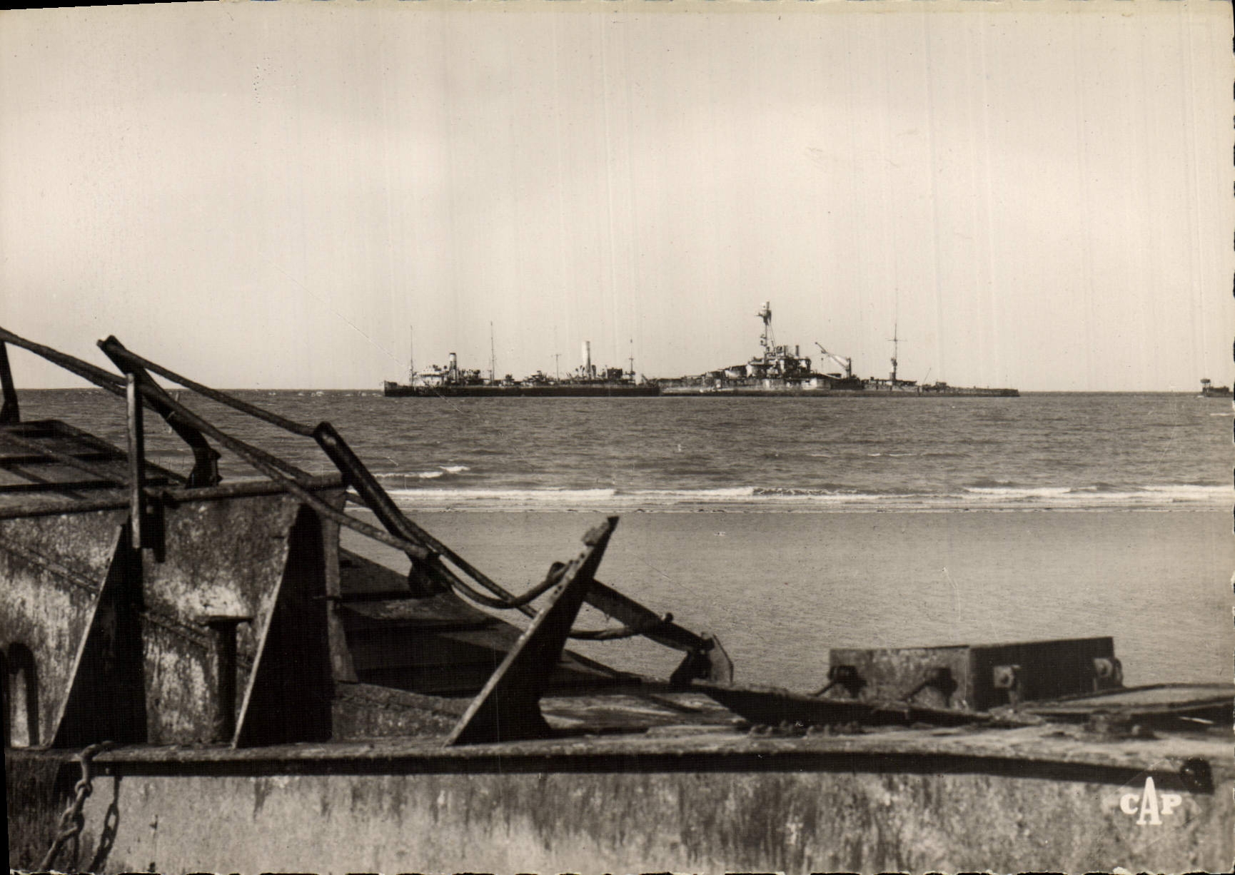 CPM Militaria Hermanville Plage de debarquement 6 juin 1944 Navires de debarquement Au fond le Courbet Bateau