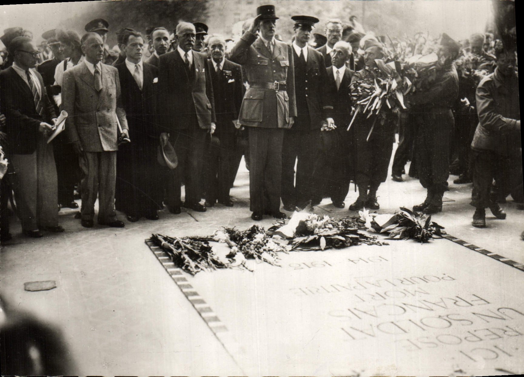 CPM Militaria Le General de Gaulle devant la tombe du soldat inconnu