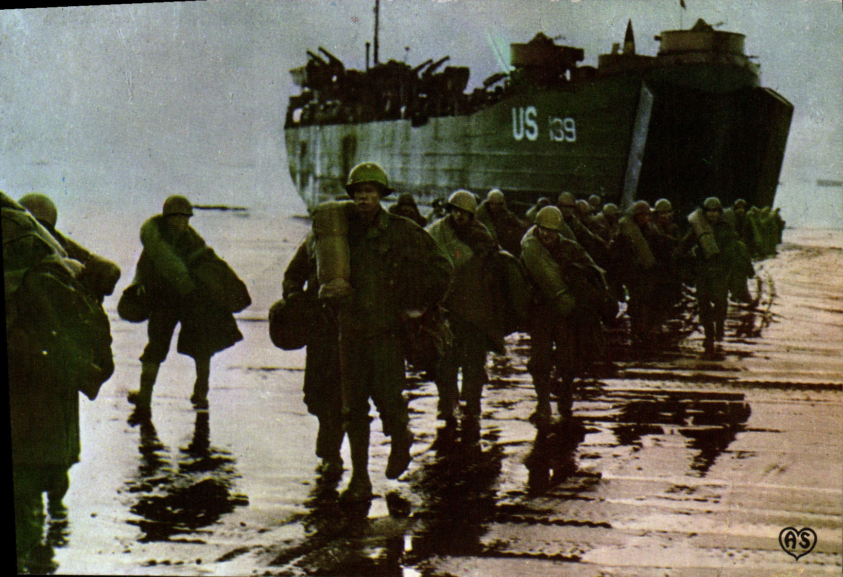 Modern Postcard Militaria Debarquement in Normandy the supply of Allies east unloads in the port restores Le Havre