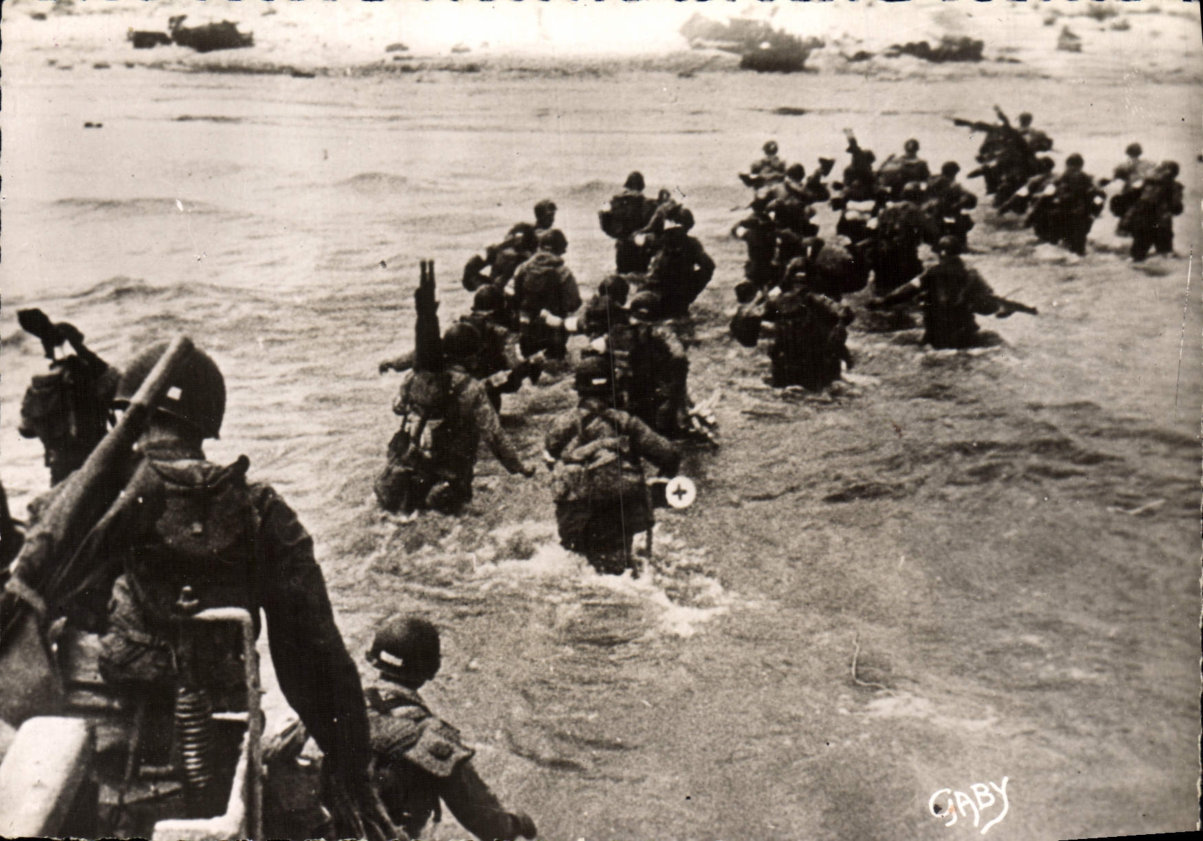 Modern Postcards Militaria Debarquement in Normandy Of the troops unload on the dimension Norman