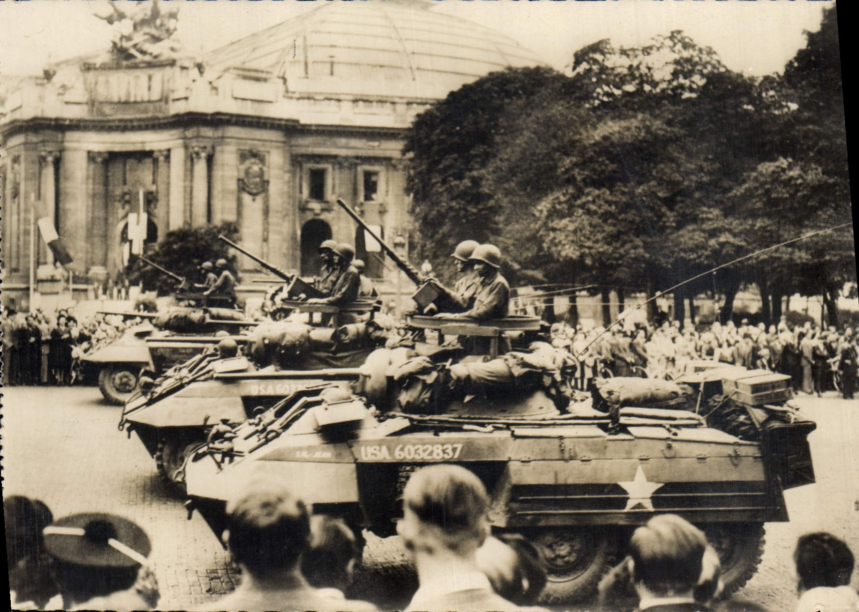 CPM Militaria Paris Passage des blindes americains devant le Grand Palais Tank Char d'asaut