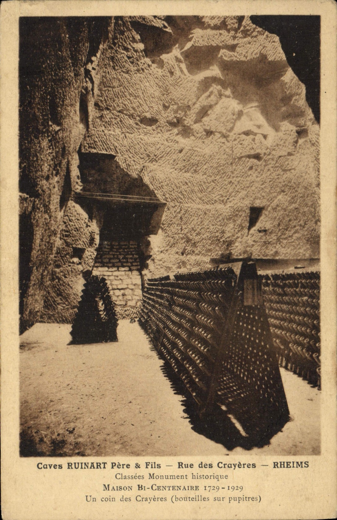 CPA Cuves Ruinart Pere et Fils Rue des Cruyeres Rheims Maison bi centenaire Un coin des crayeres bouteilles sur pupitres 