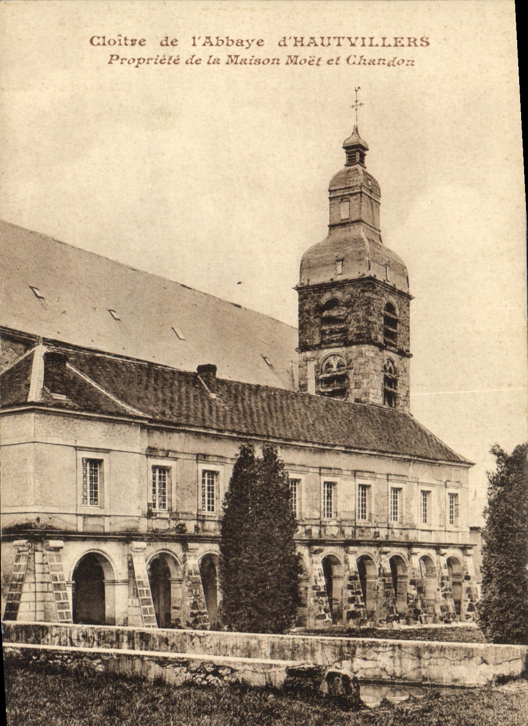 CPA Cloitre de l'abbaye d'Hautvillers Propriete de la Maison Moet et Chandon 