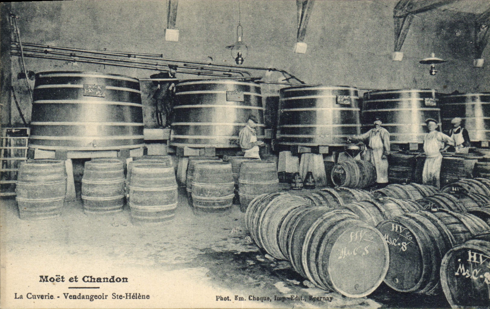 CPA Champagne Moet & Chandon La cuverie Vendangeoir Ste Helene 