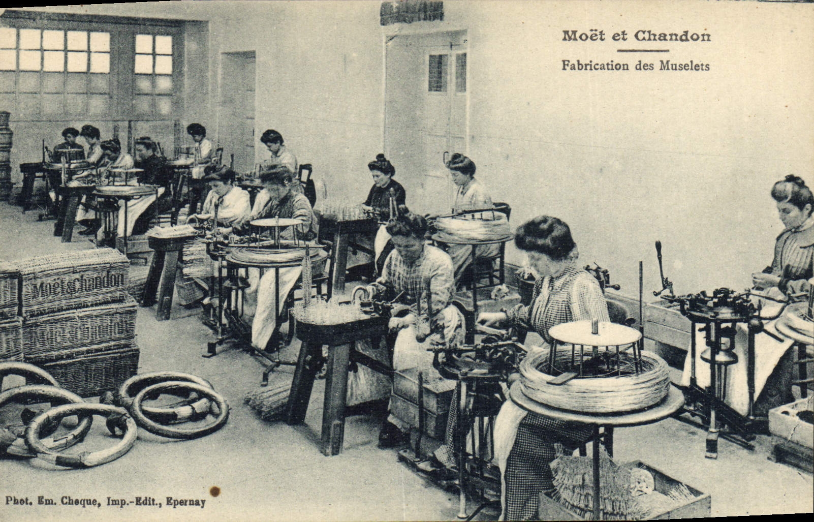 CPA Champagne Moet & Chandon Fabrication des muselets