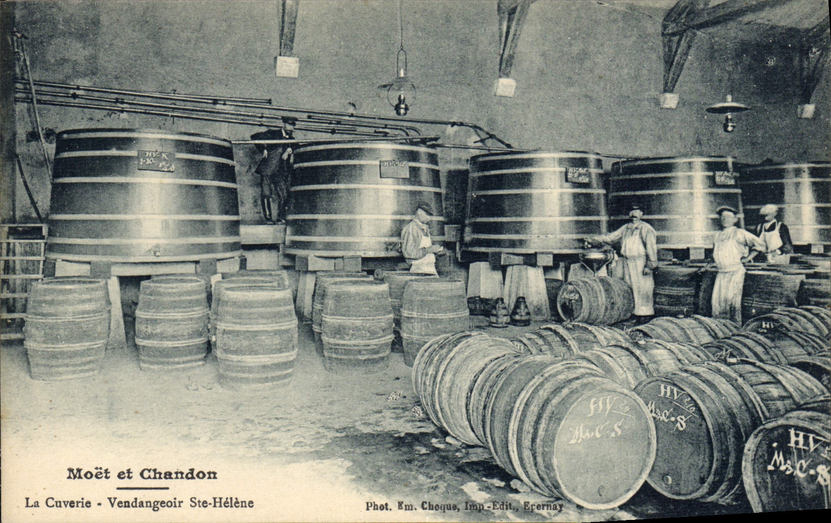 CPA Champagne Moet & Chandon La cuverie Vendangeoir Ste Helene