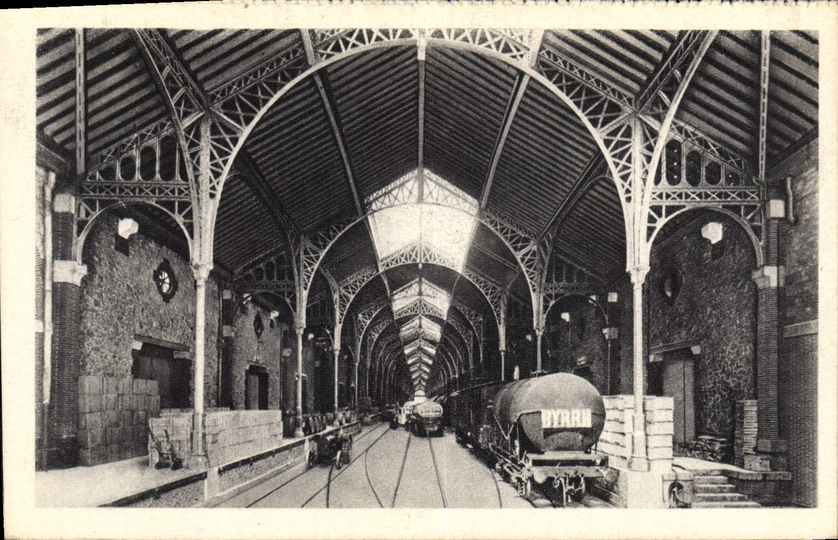 Postal Bodegas Byrrh Thuir el gran vestíbulo