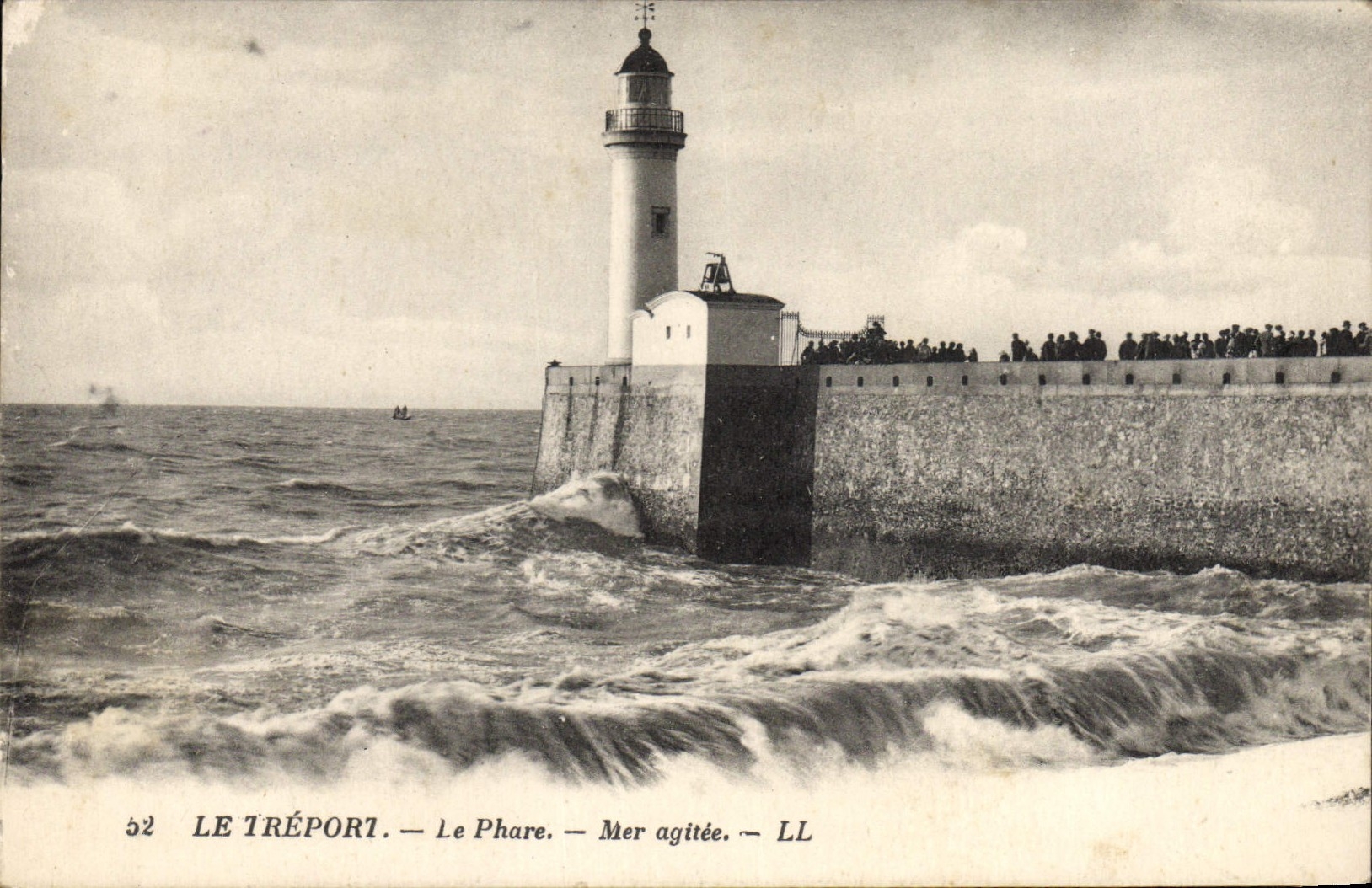 CPA Phare Le Treport Mer agitee