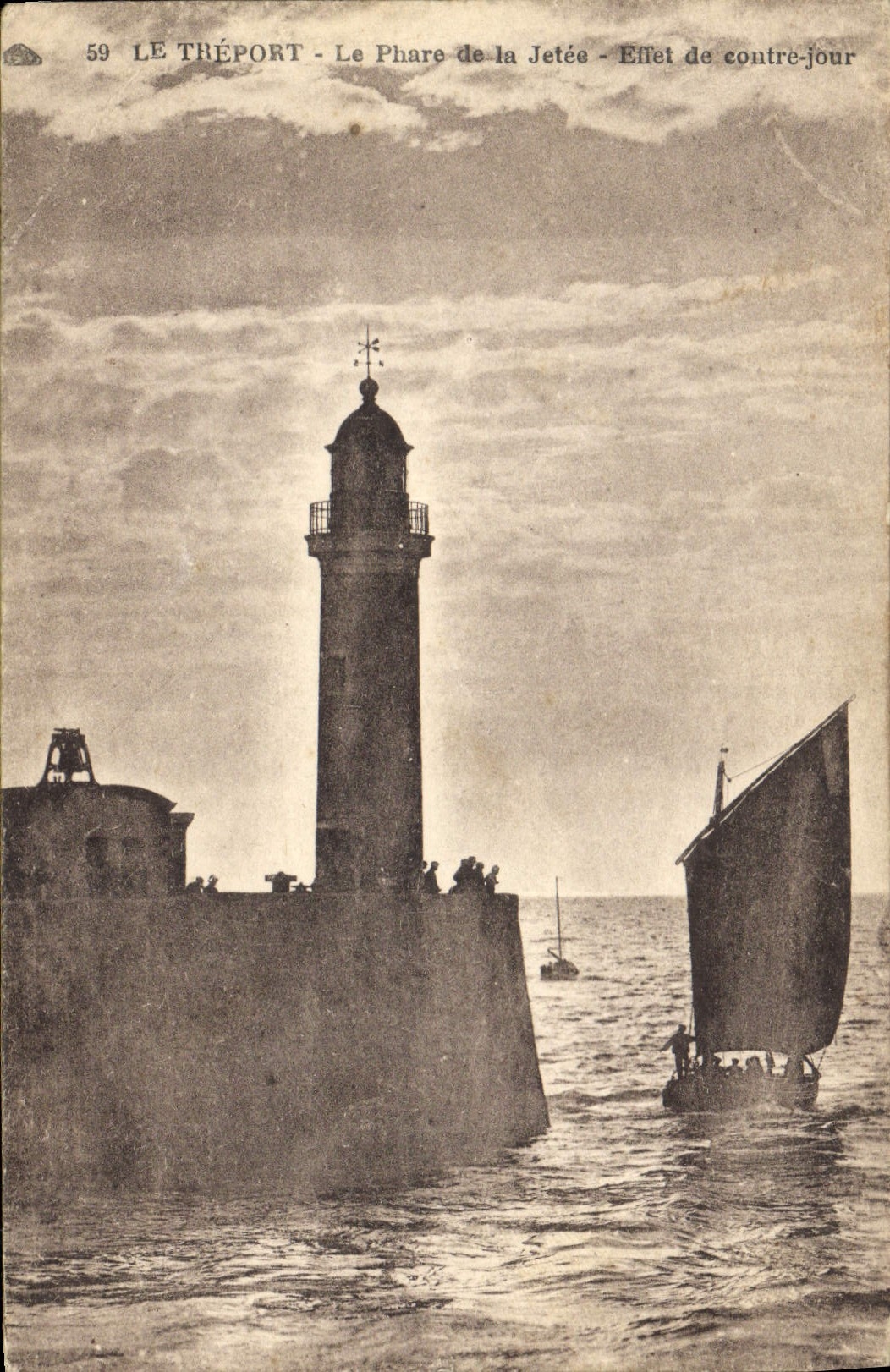 CPA Phare Le Treport Le phare de la jetee Effet de contre jour Bateau