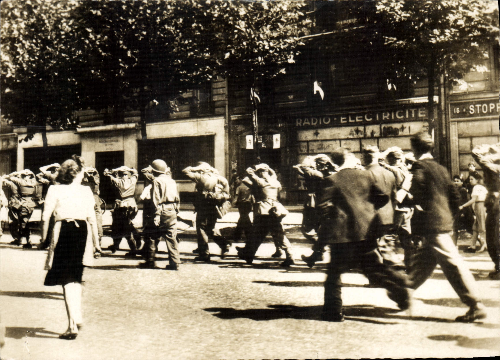 CPA Militaria Des prisonniers allemands sont emmenes par des soldats americains
