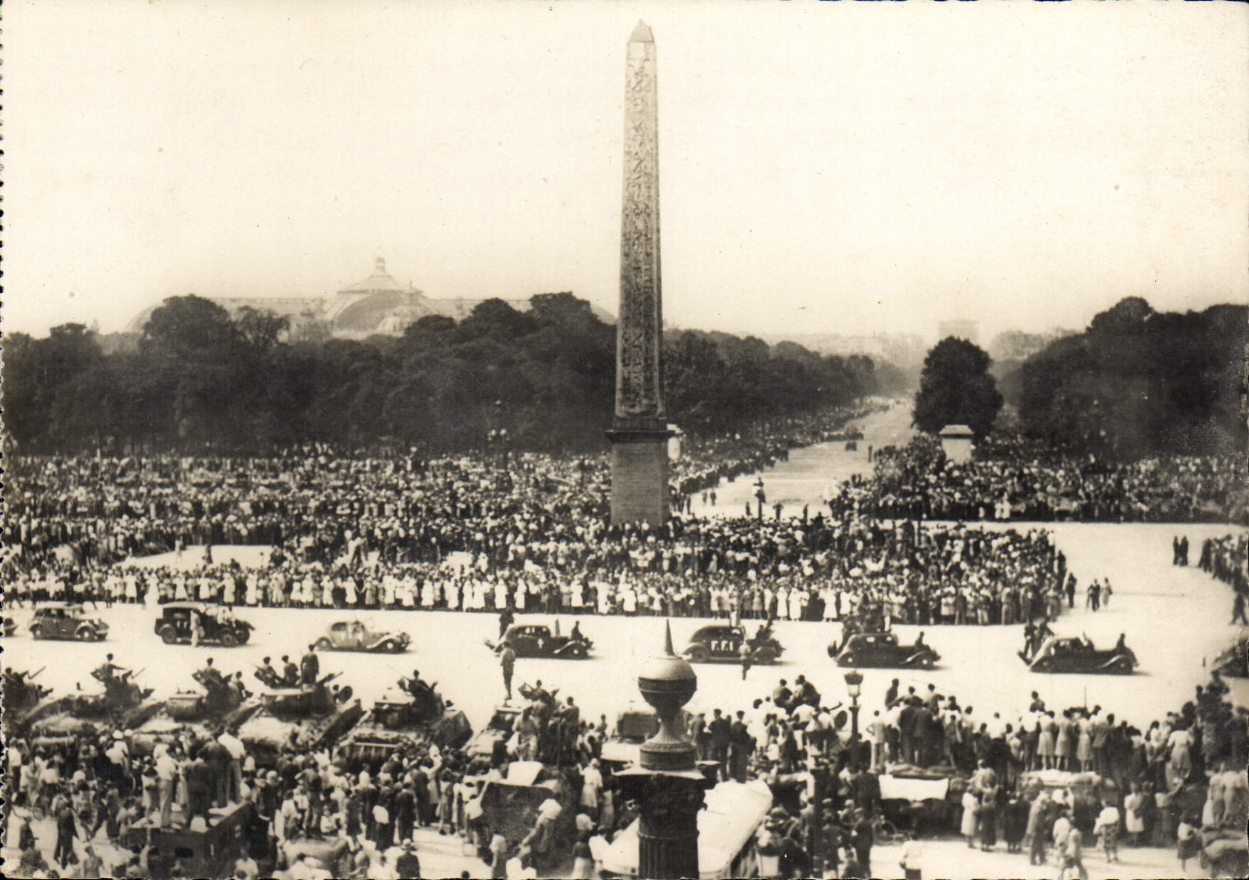 Vintage Postcard Militaria Paris Defile of the FFI Places Harmony