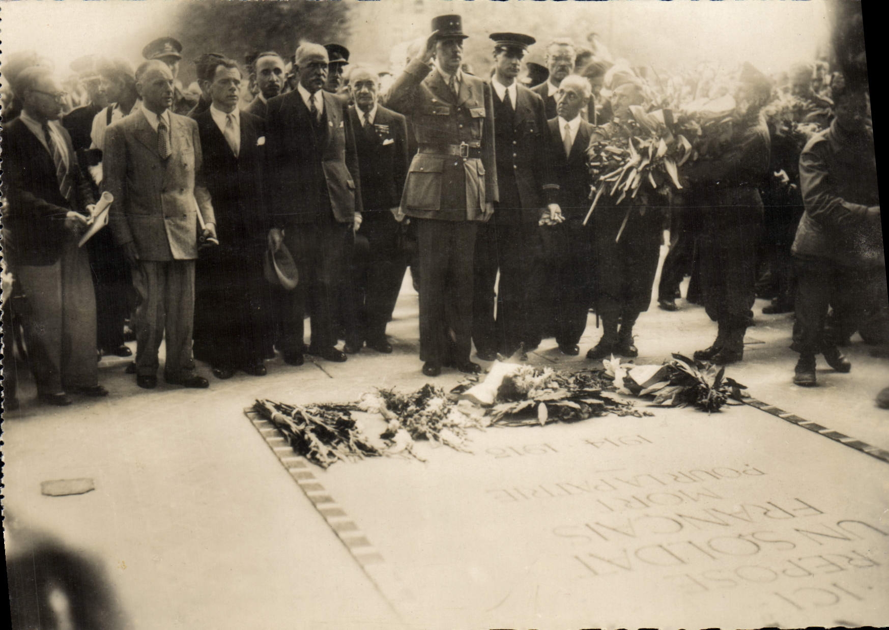 Vintage Postcard Militaria General de Gaulle in front of the tomb of the unknown soldier