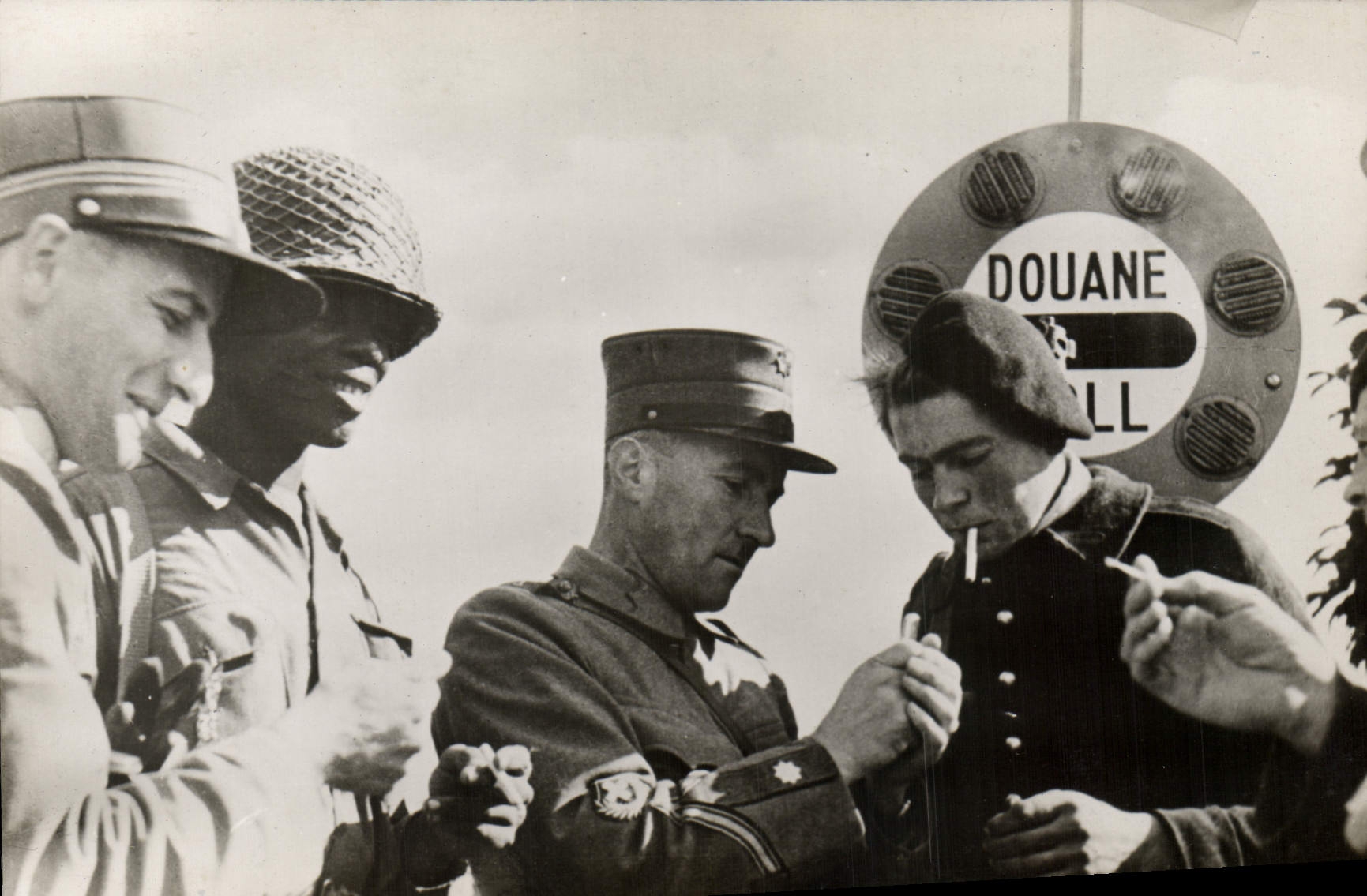 CPA Militaria De Sienne a Belfort Les Francais arrivent a la frontiere Suisse et echangent des cigarettes avec les douaniers