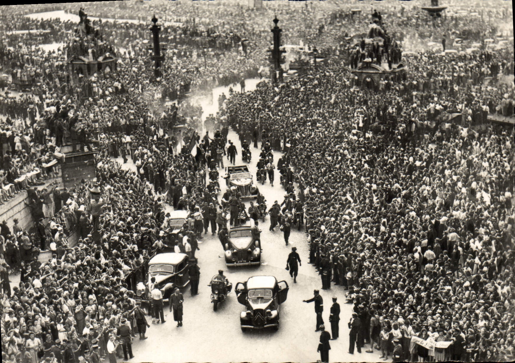 CPA Militaria Liberation de Paris Le cortege officiel place de la Concorde