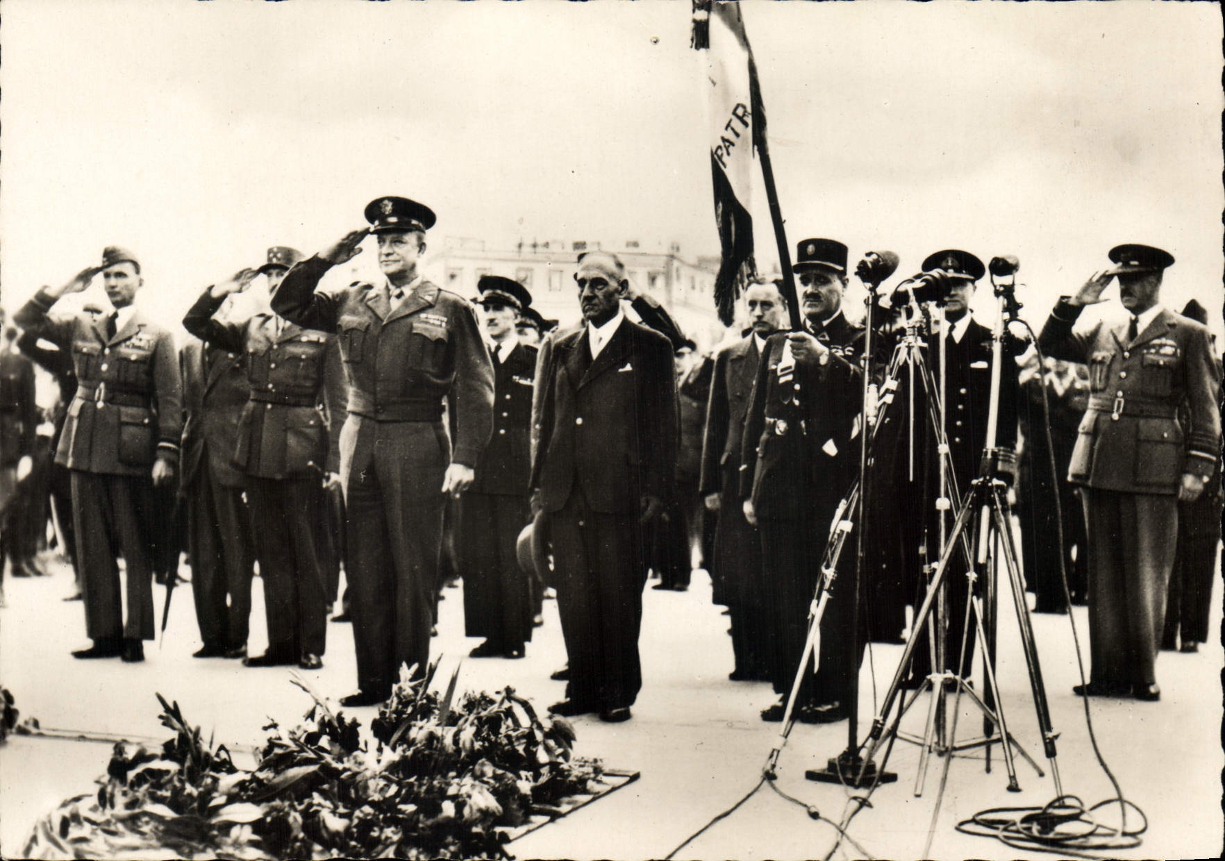 CPA Militaria Liberation de Paris Le General Eisenhower a la tombe du soldat inconnu