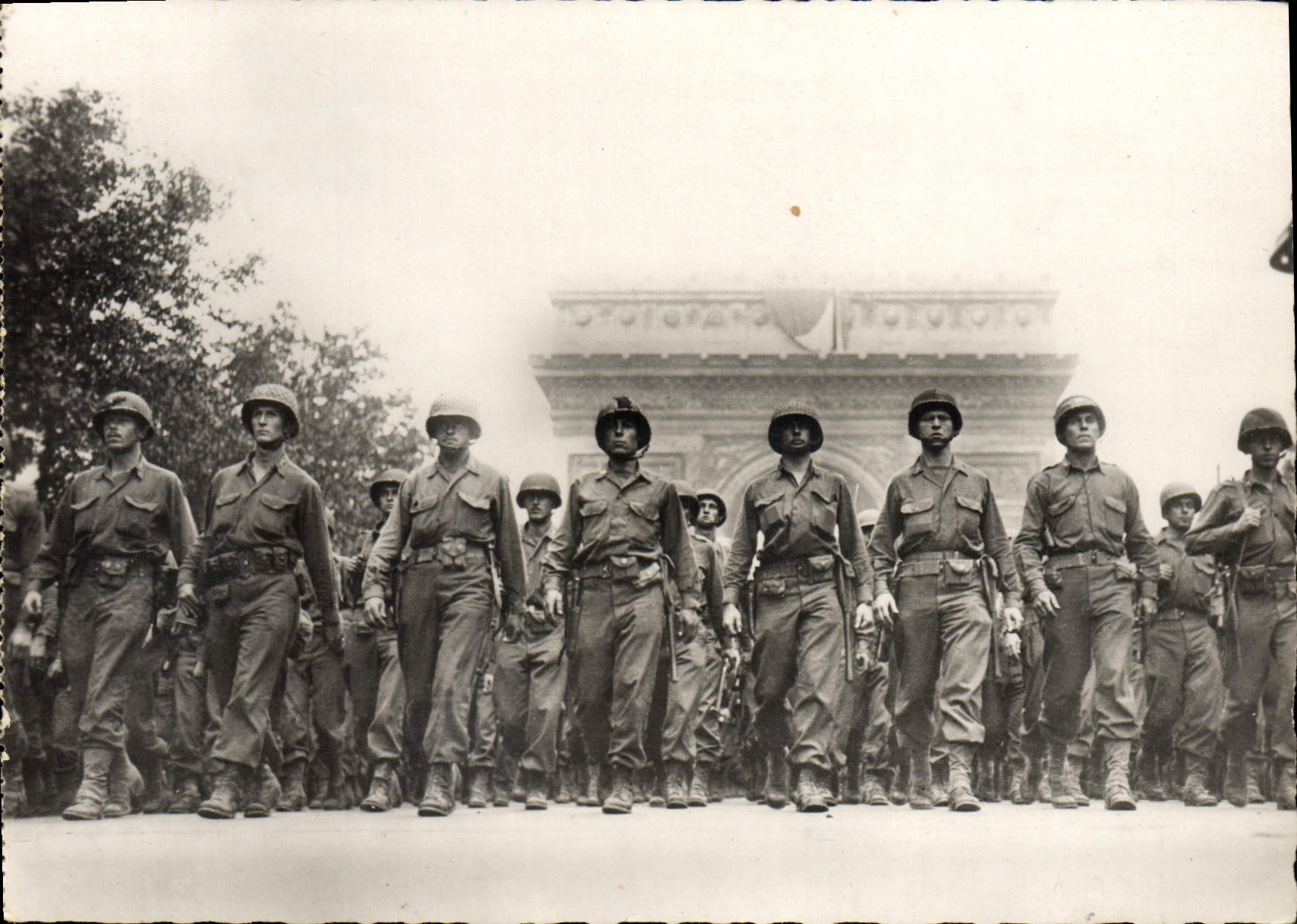 Vintage Postcard Militaria Paris Ravelled of the American infantry Which occurred of the Champs Elysées