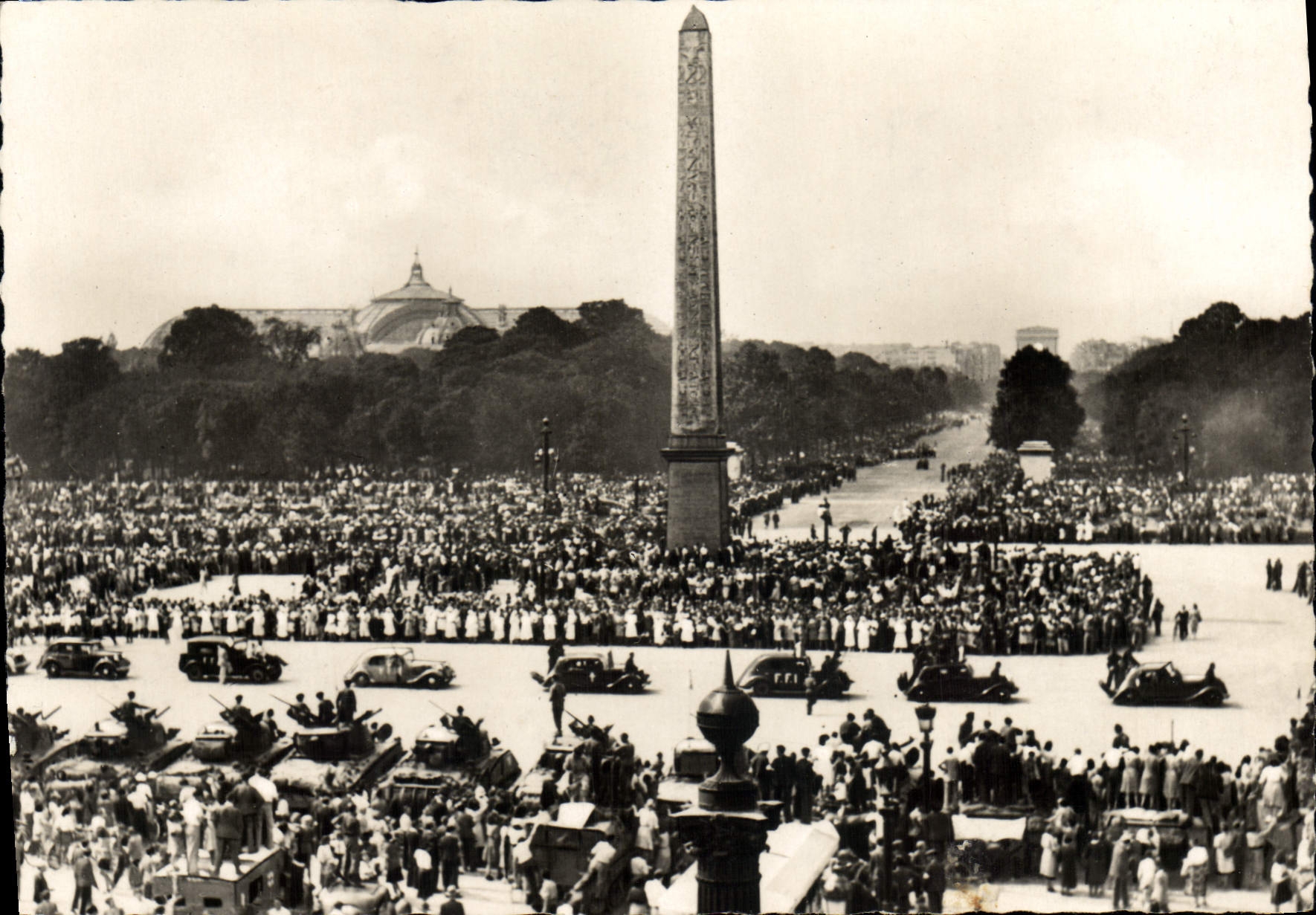 CPA Militaria Liberation de Paris Les FFI defilent Place de la Concorde