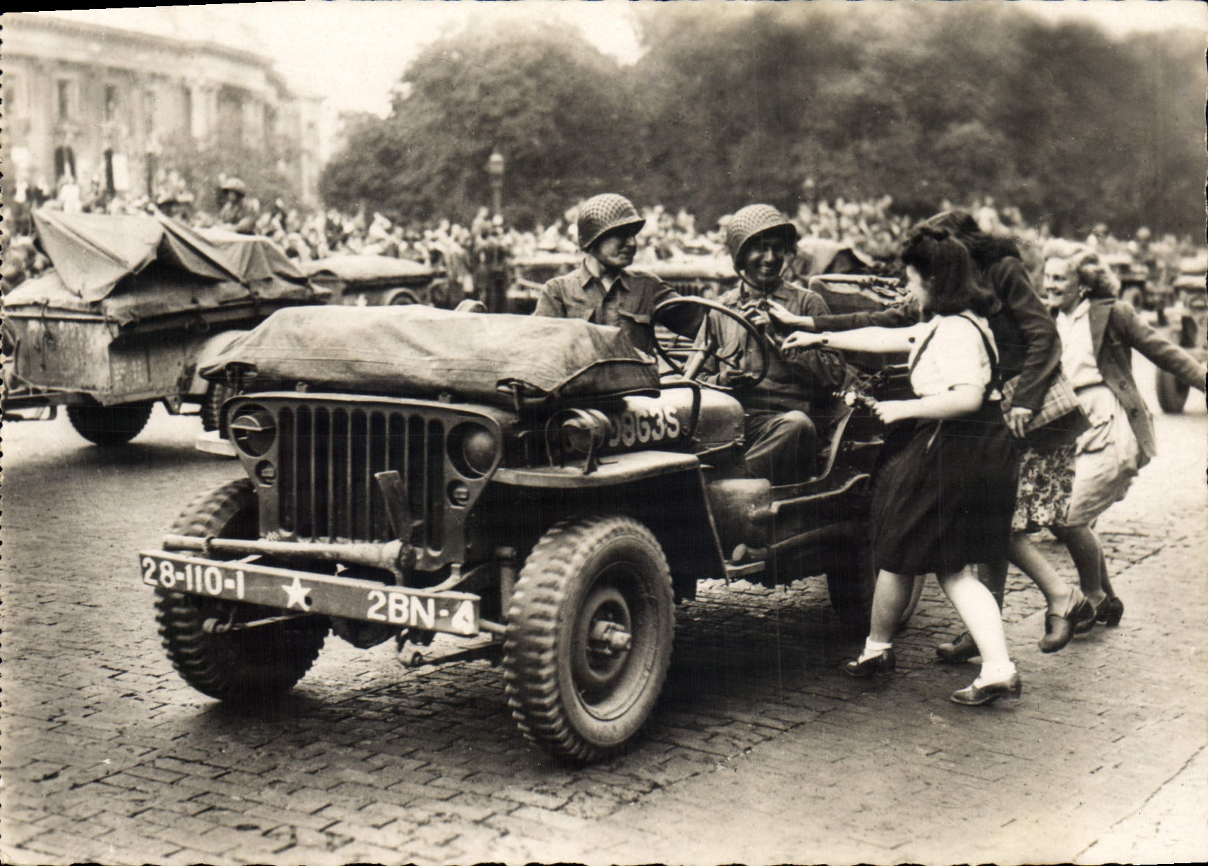 CPA Militaria Paris Accueil des parisiennes aux troupes americaines