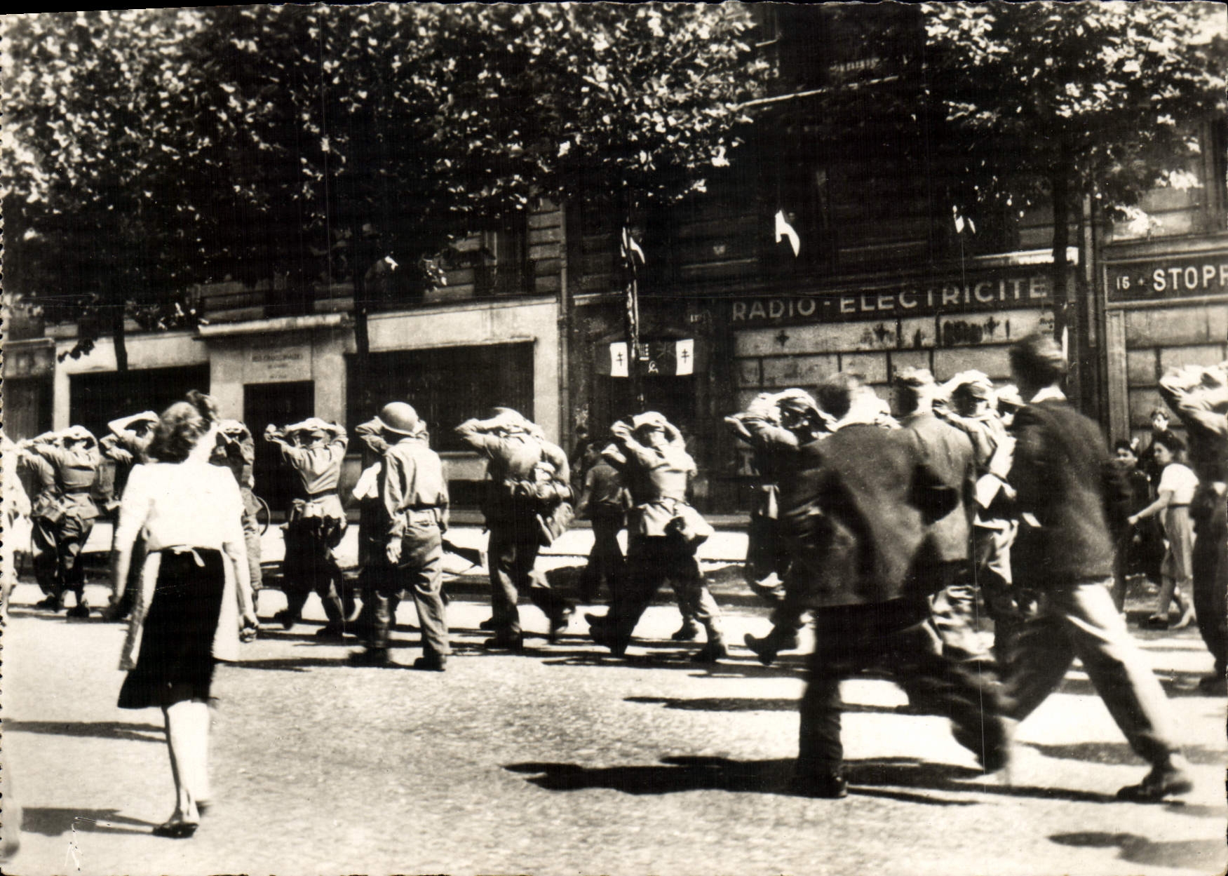 CPA Militaria Des prisonniers allemands sont emmenes par des soldats americains