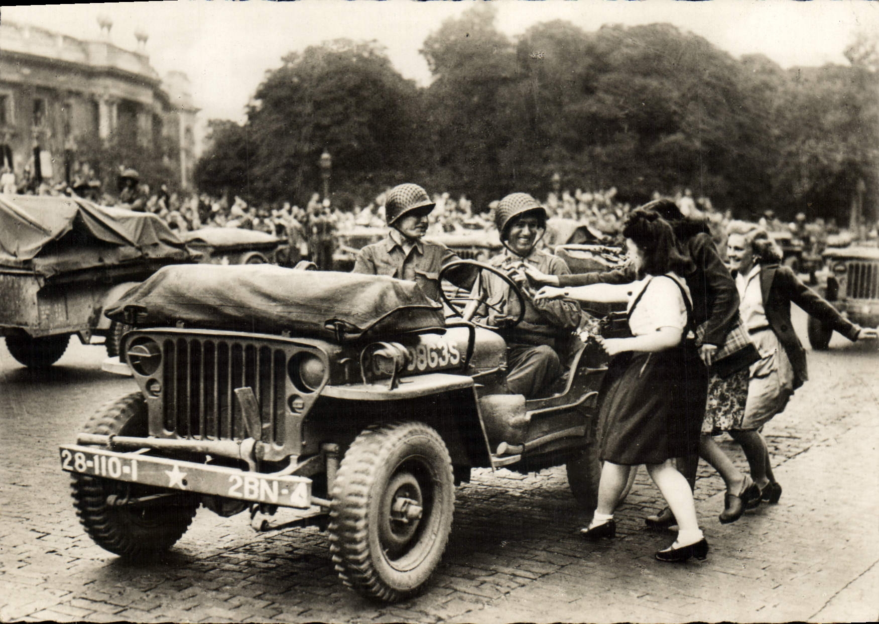 CPA Militaria Liberation de Paris Bienvenue aux Jeeps