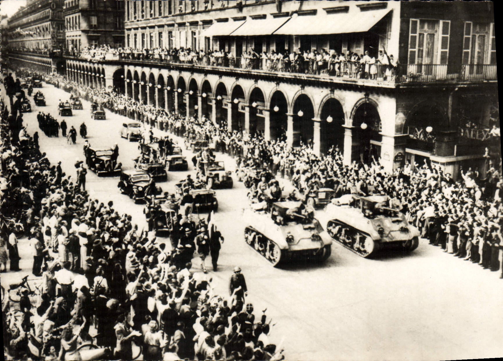 Vintage Postcard Militaria Ravelled of the troops of the army Leclerc Street of Rivoli Paris