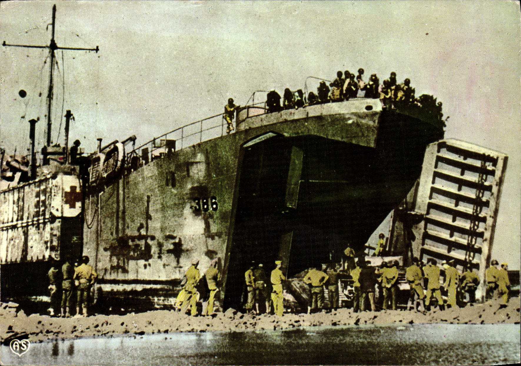 Modern Postcard Militaria Debarquement in Normandy the allied team of unloading brings with it its own pier