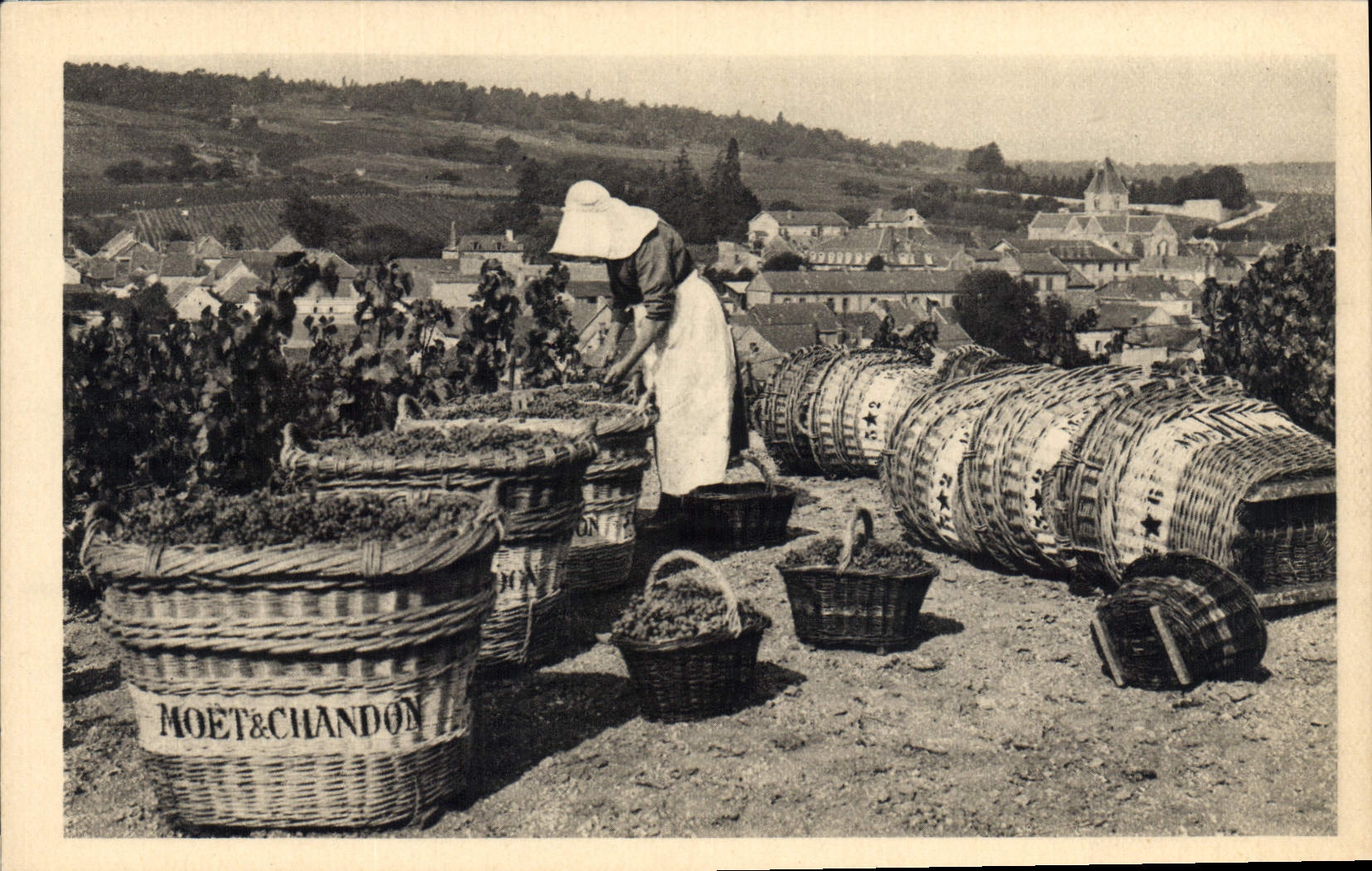 CPA Folklore Vin Vendange Champagne Moet & Chandon Scene de vendange a le Mesnil sur Oger