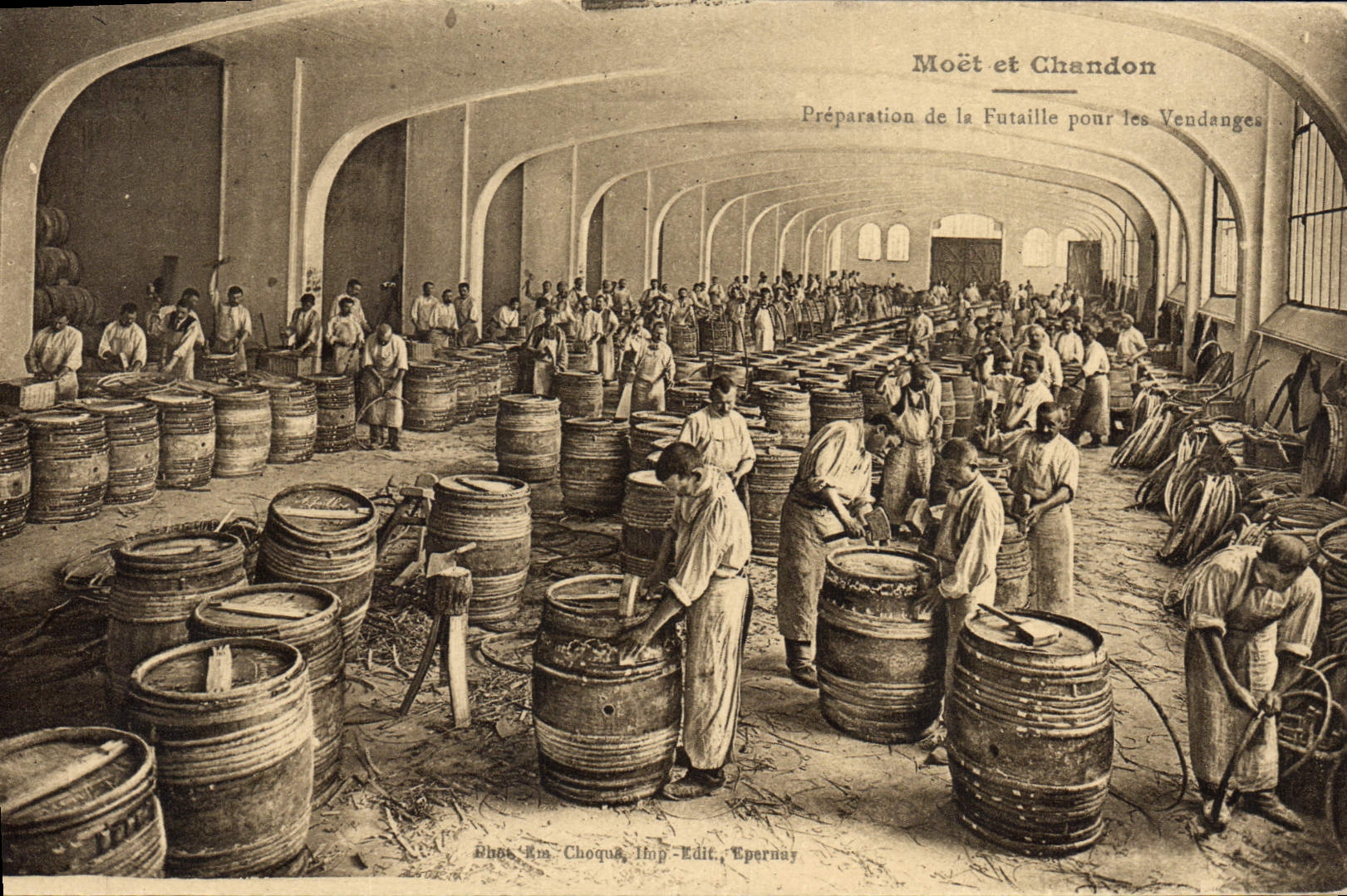 Postal Folclore Vino Vendimia Champaña Moet & Chandon Preparación del Barril para las vendimias