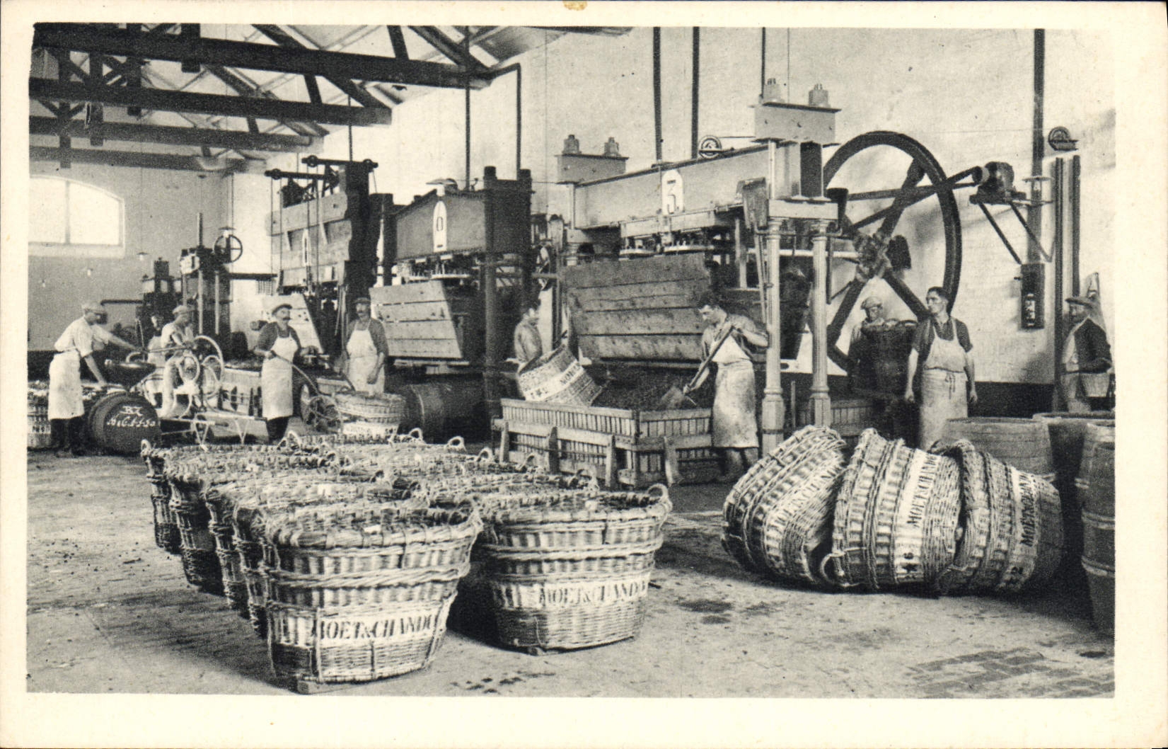 CPA Folklore Vin Vendange Champagne Moet & Chandon Le vendangeoir de la Maison a Bouzy