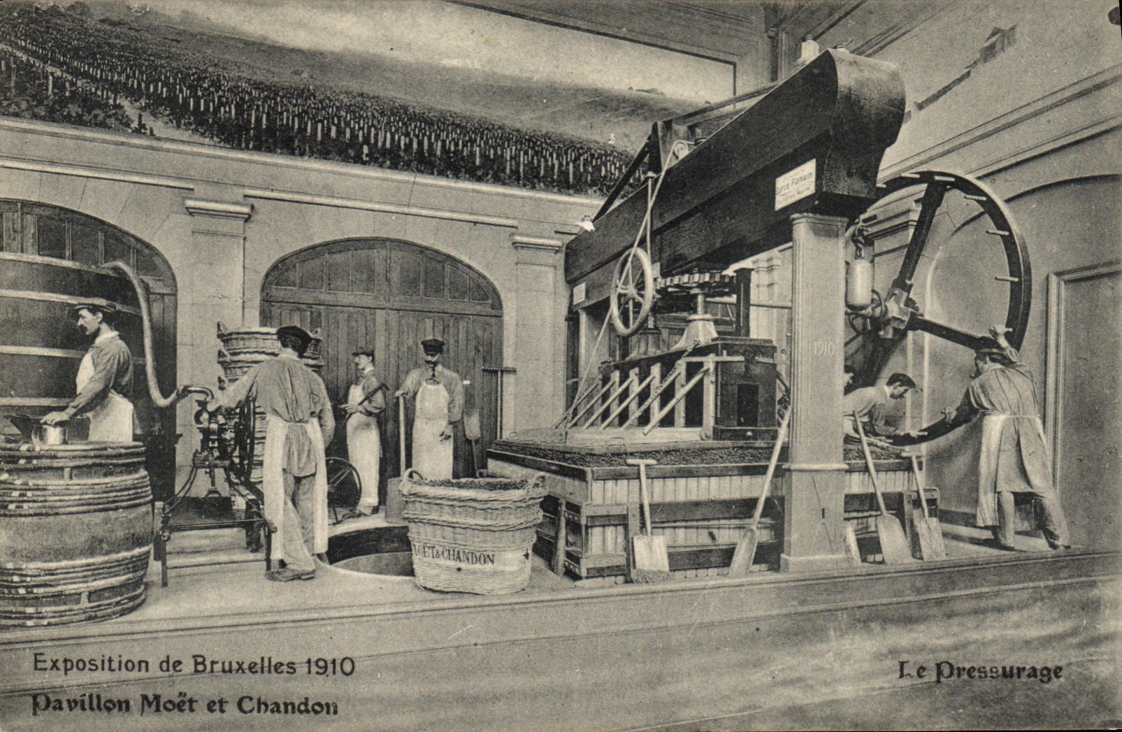 Postal Folclore Vino Vendimia Champaña Pabellón de Bruselas 1910 de Pavllon Moet & Chandon la prensadura