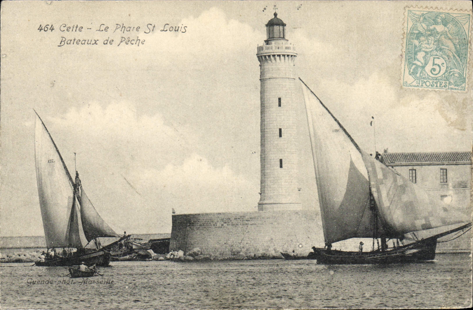 CPA Phare Cette Le phare St Louis Bateaux de peche