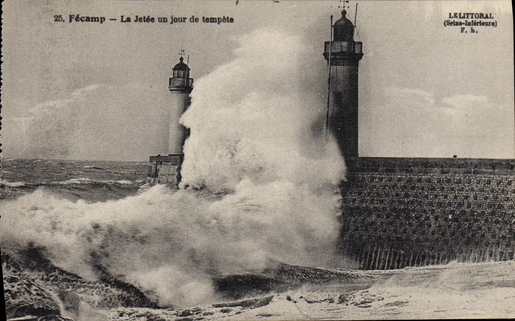 CPA Phare Fecamp La jetee un jour de tempete