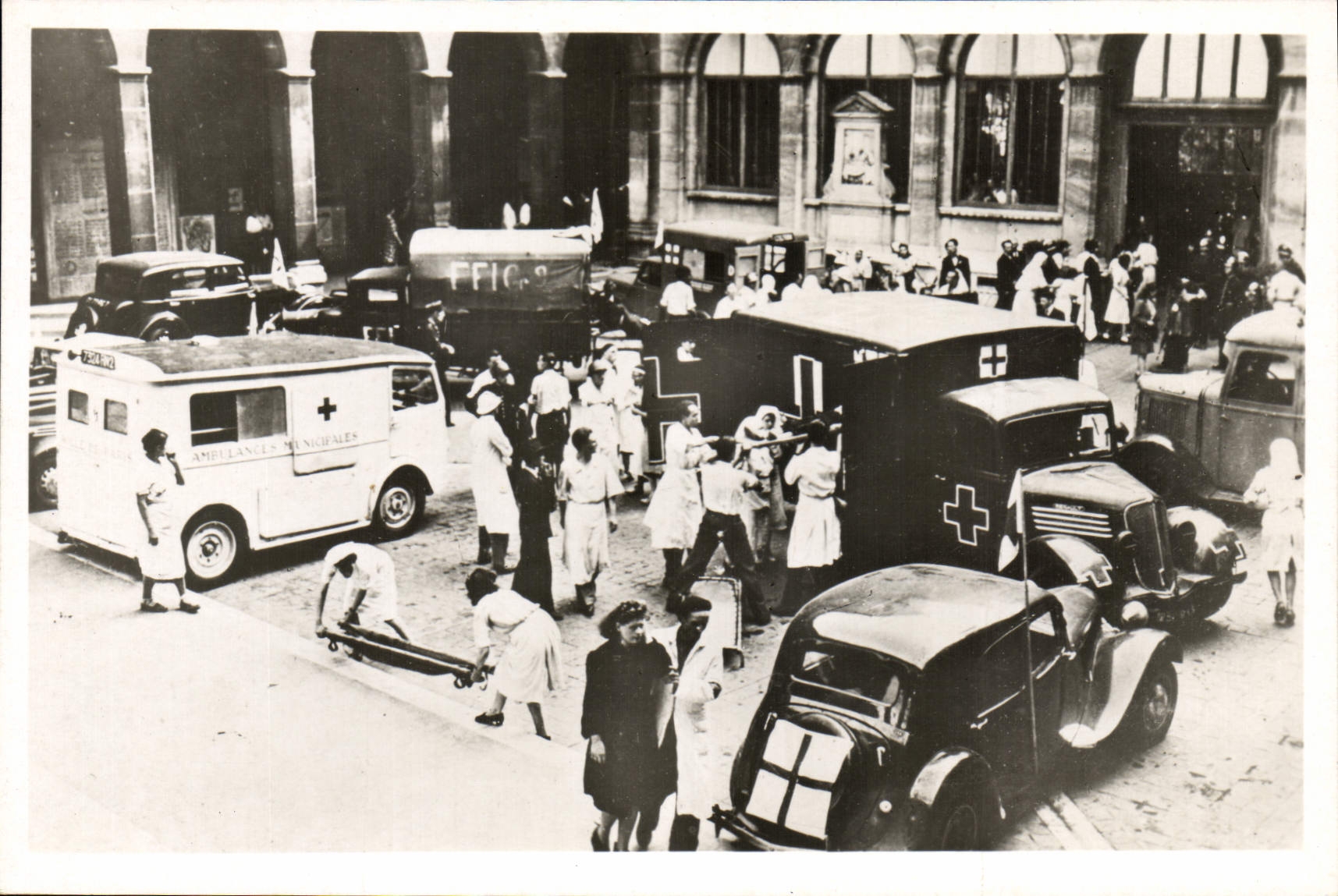 CPM Militaria Arrivee des blesses a l'Hotel Dieu Paris Liberation de Paris Croix Rouge Infirmiere
