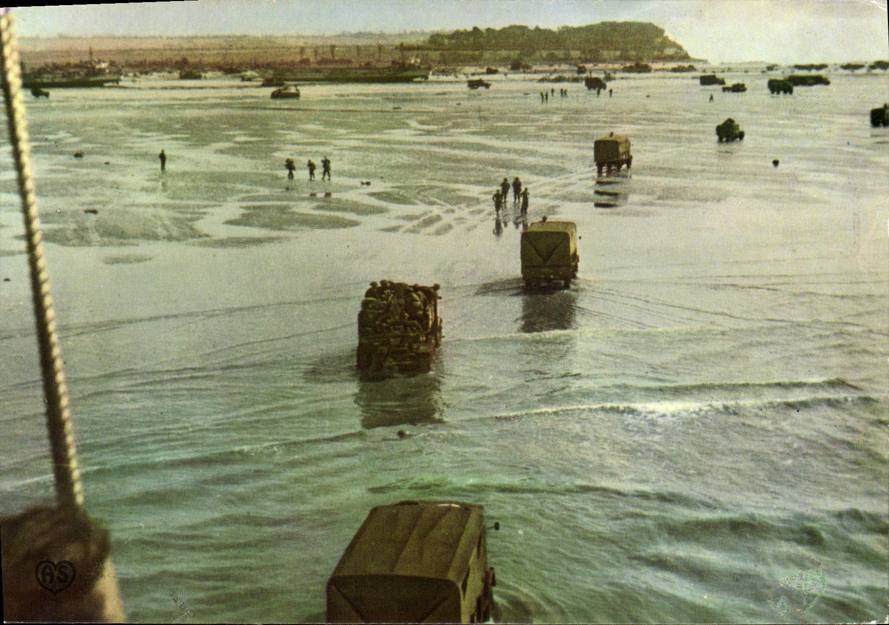 Modern Postcard Militaria Debarquement in Normandy Arrivee of the reinforcements combine on a head of Bridge in Normandy