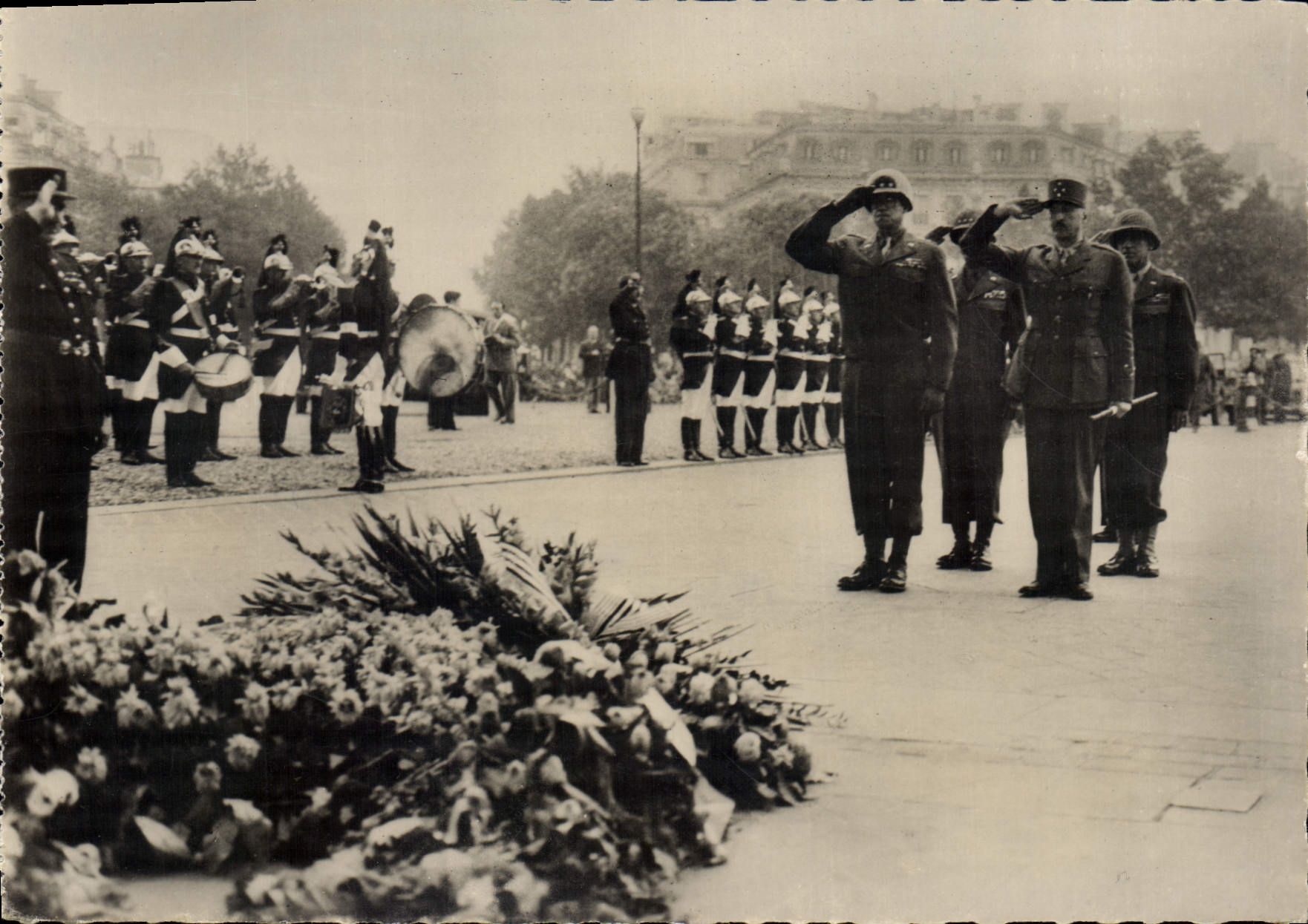 CPM Militaria Le General Bradley et le General Koenig devant la tombe du soldat inconnu