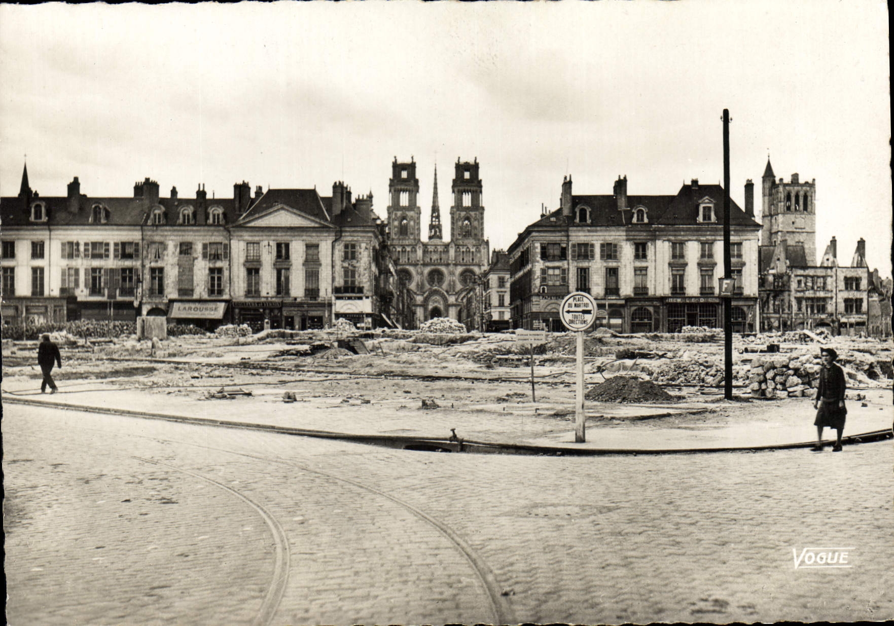 CPM Militaria Orleans 1941 Vue vers la cathedrale avant le percement du prolongement de la rue Jeanne d'Arc Larousse