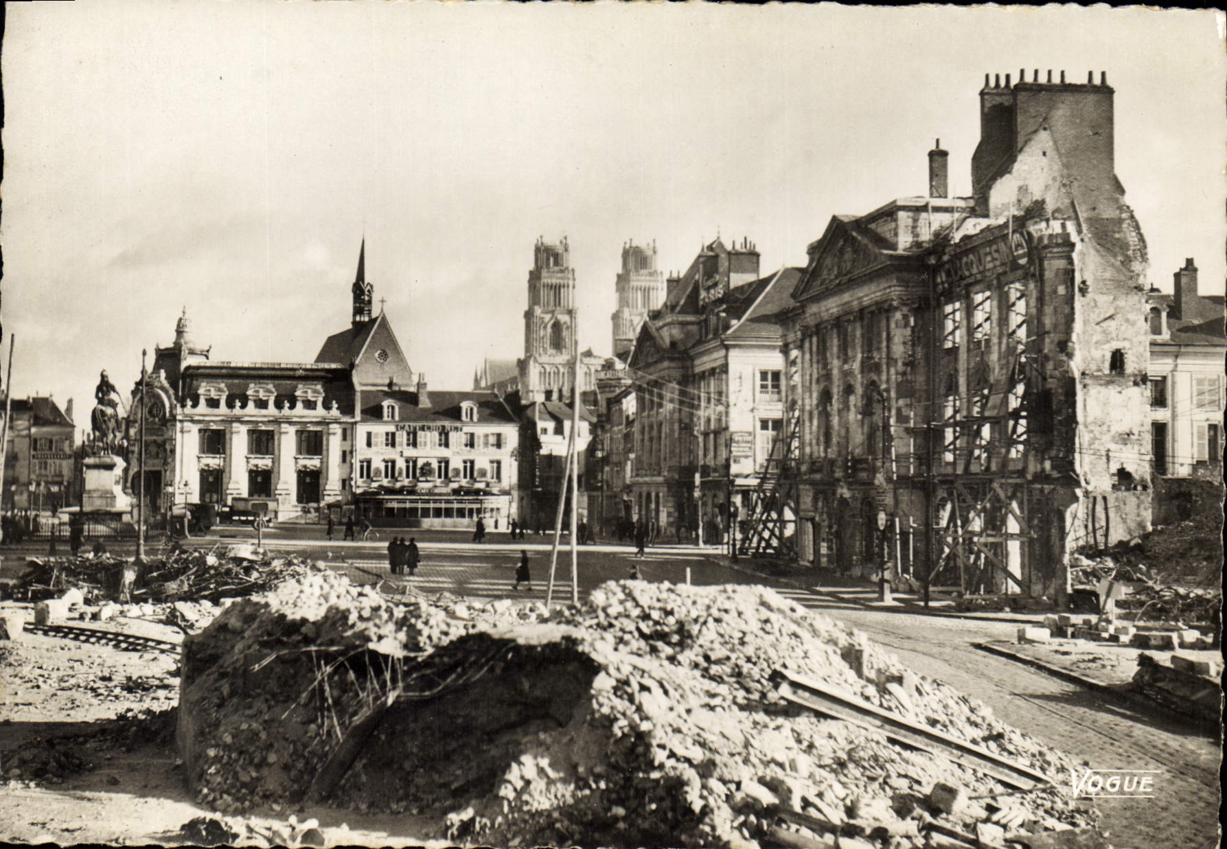 CPM Militaria Orleans 1941 Point de vue vers la place du Martroi