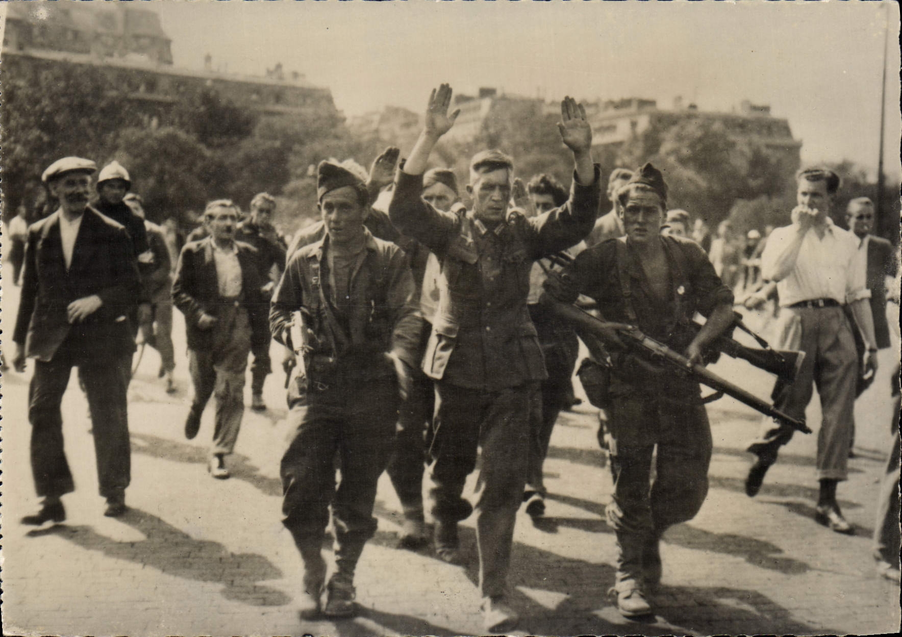 Modern Postcard Militaria a German prisoner east takes along by the FFI