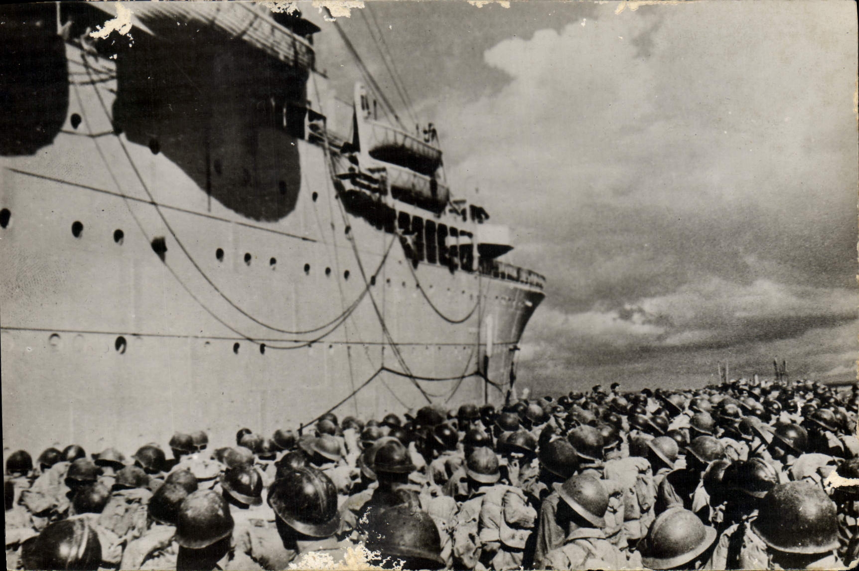 CPM Militaria De Sienne a Belfort 8 Aout 1944 Dans le golfe de Tarente les troupes francaises s'embarquent pour la France